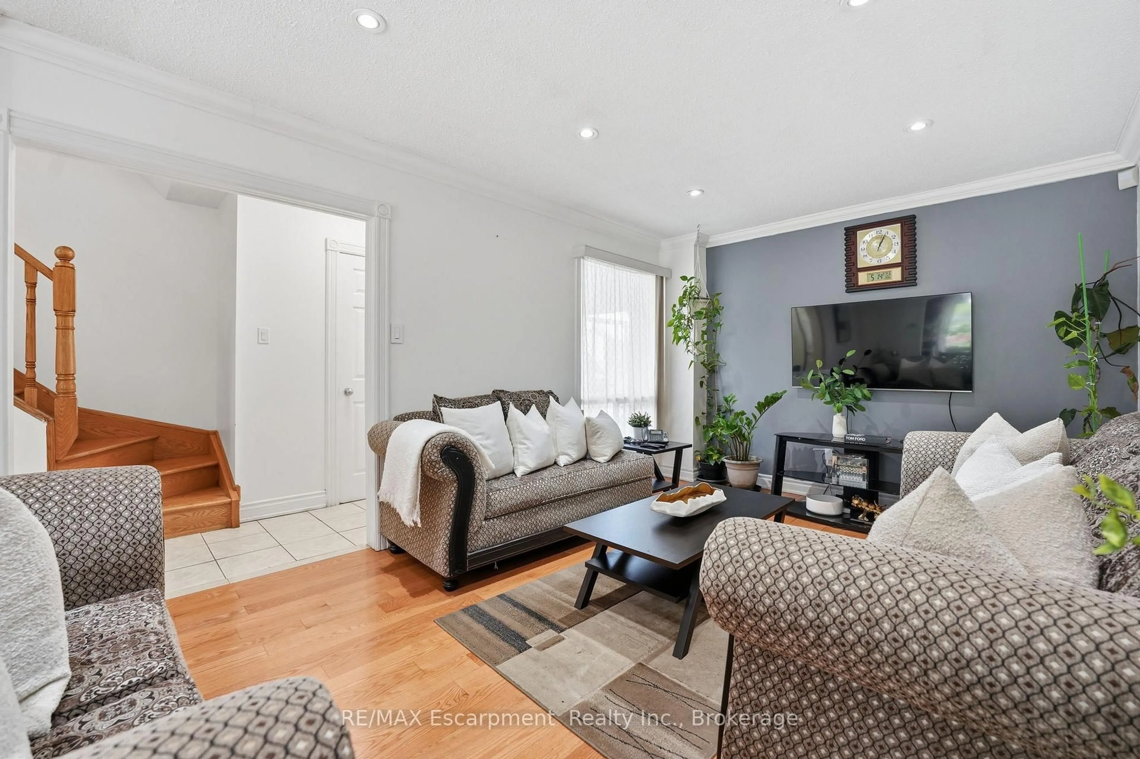 Living room with furniture, unknown for 39 Riviera Dr, Vaughan Ontario L4K 2H9