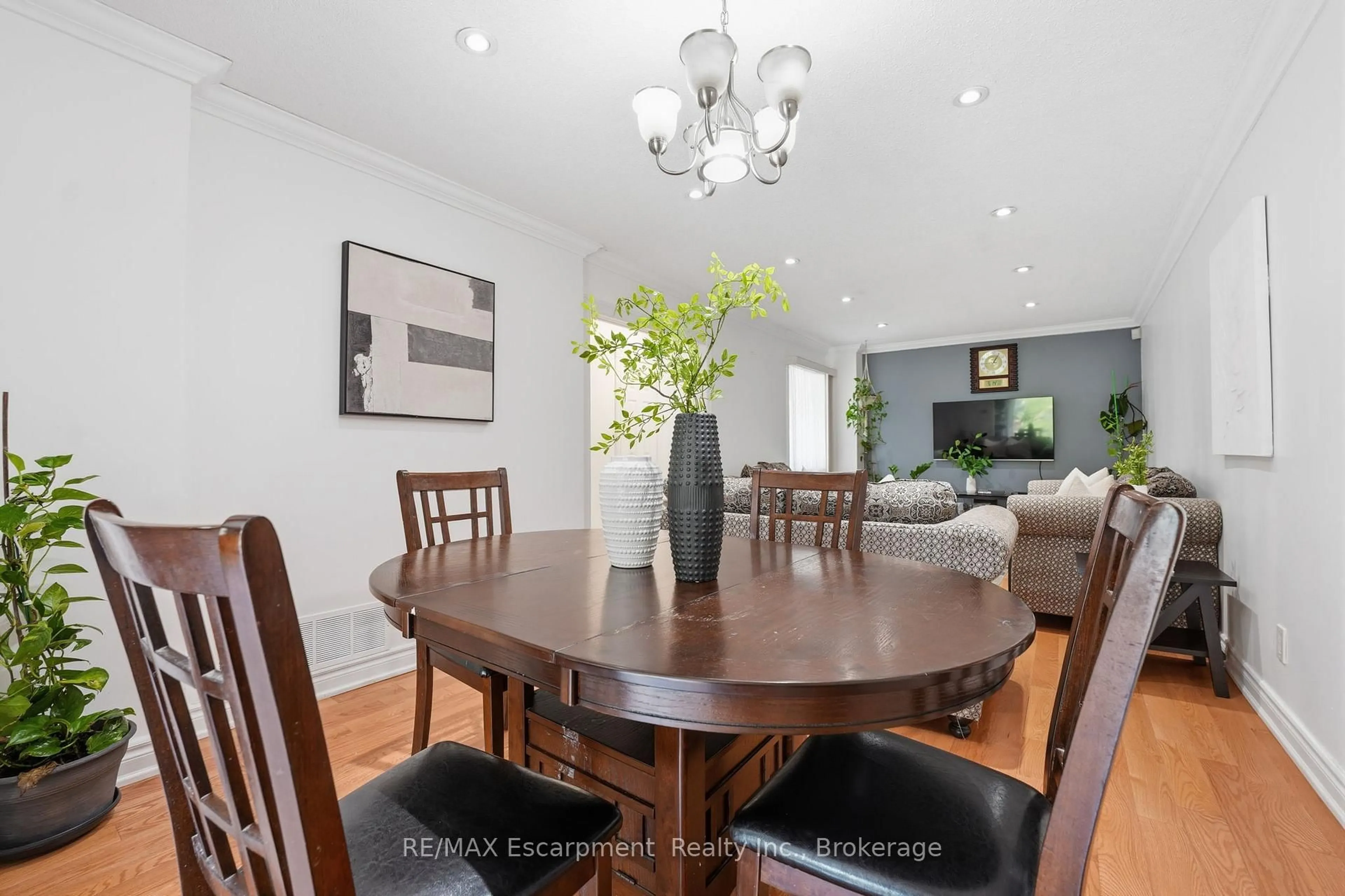 Dining room, wood/laminate floor for 39 Riviera Dr, Vaughan Ontario L4K 2H9