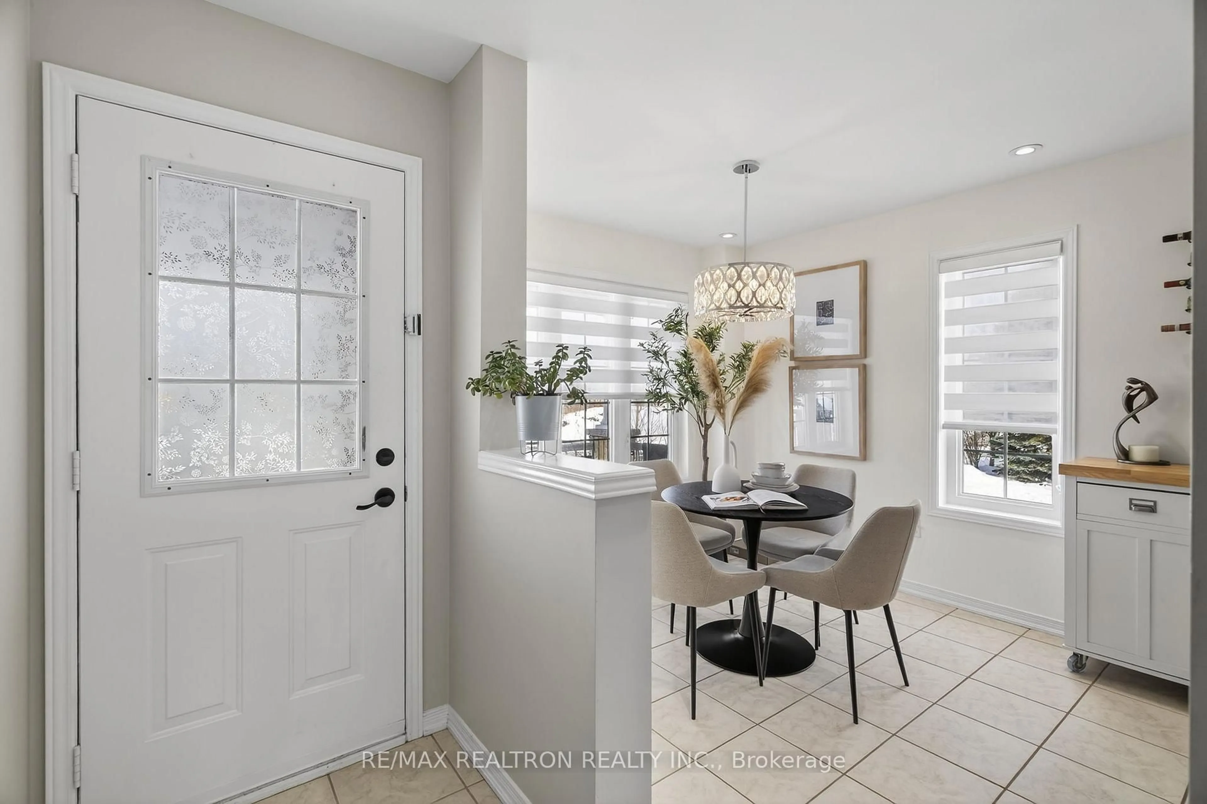 Indoor entryway for 130 Aspenwood Dr, Newmarket Ontario L3X 2X6