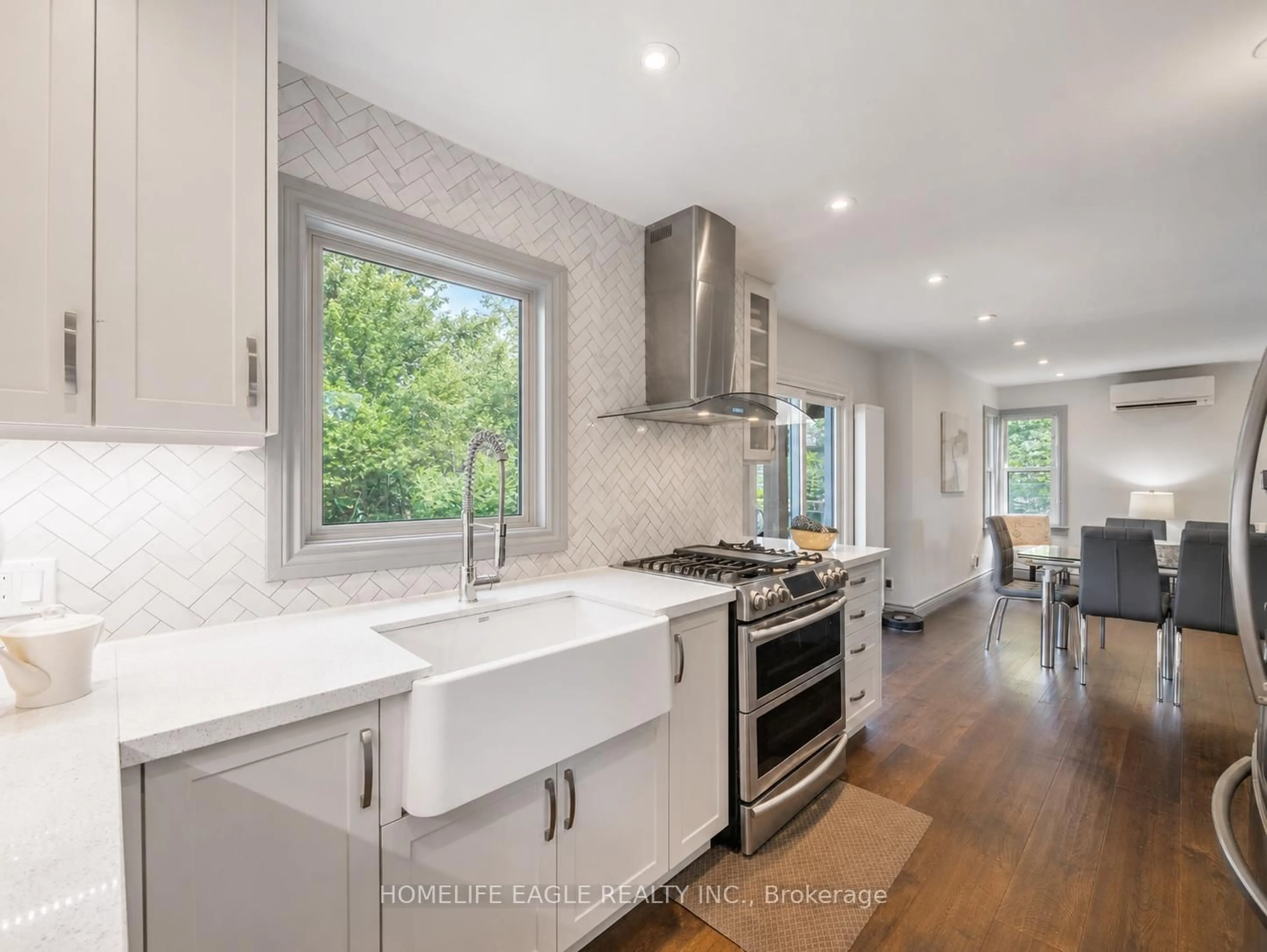 Open concept kitchen, ceramic/tile floor for 261 Richmond St, Richmond Hill Ontario L4C 3Y9