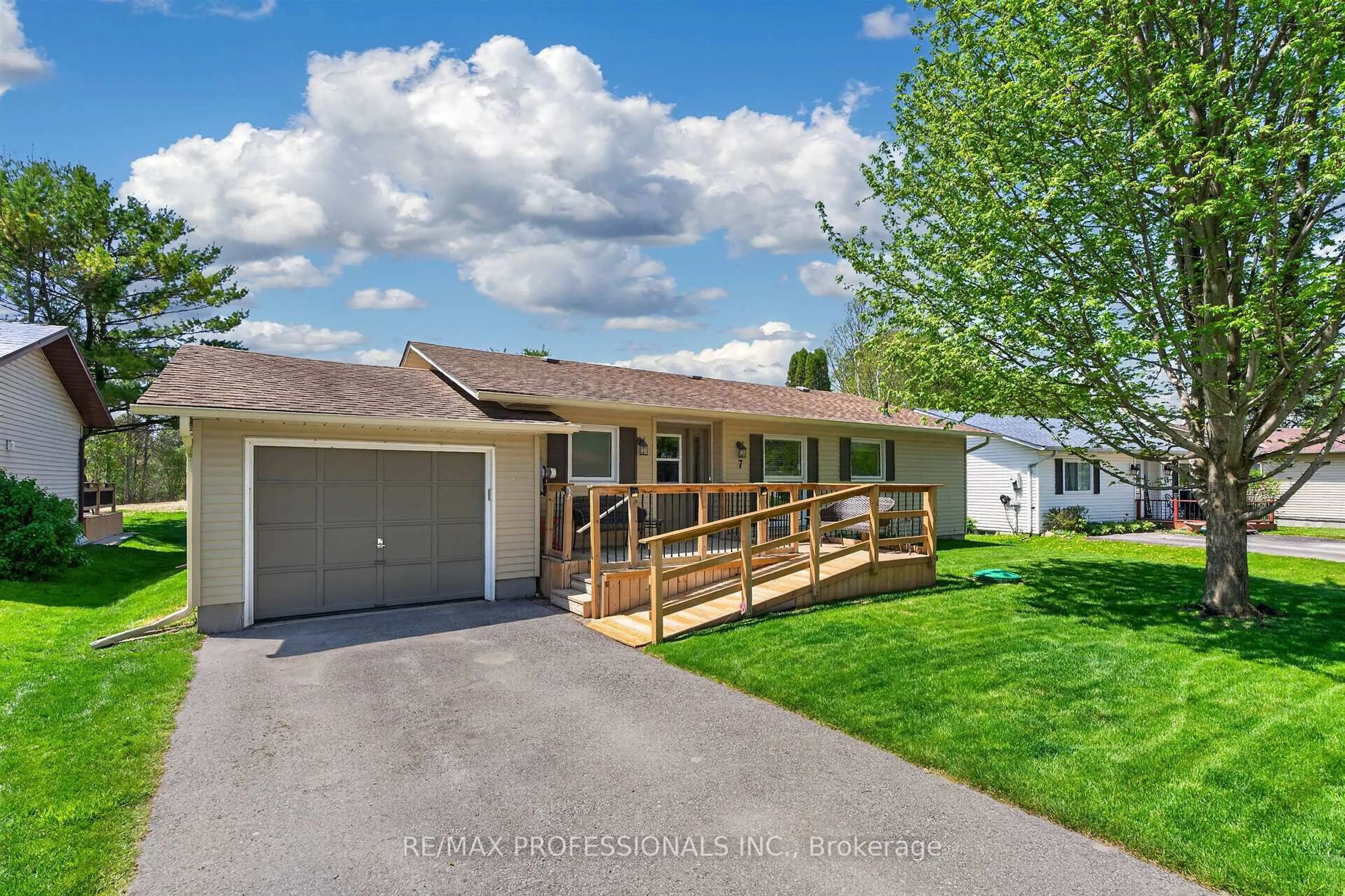 Home with vinyl exterior material, street for 7 Tamarack Crt, New Tecumseth Ontario L0G 1W0