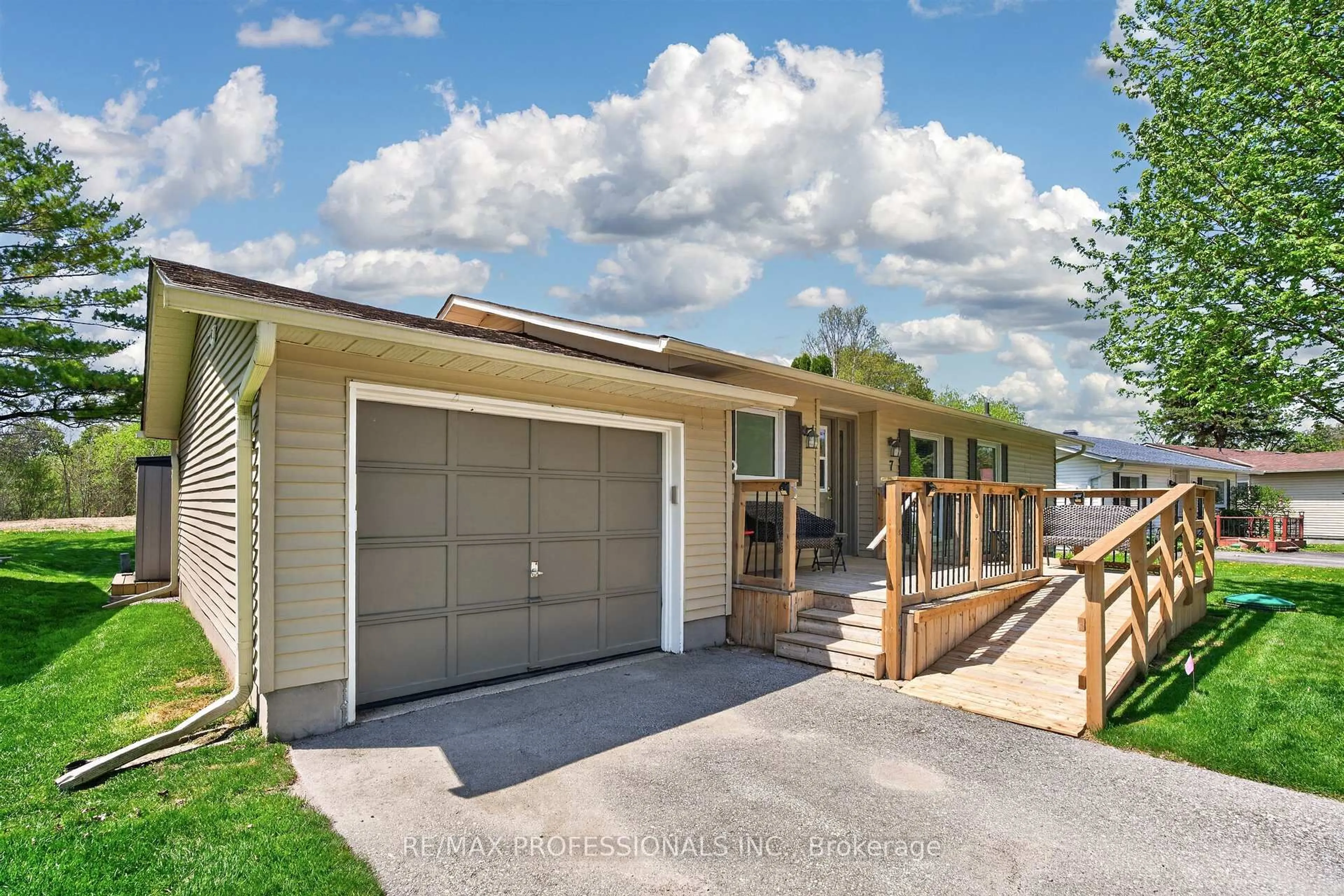 Home with vinyl exterior material, street for 7 Tamarack Crt, New Tecumseth Ontario L0G 1W0