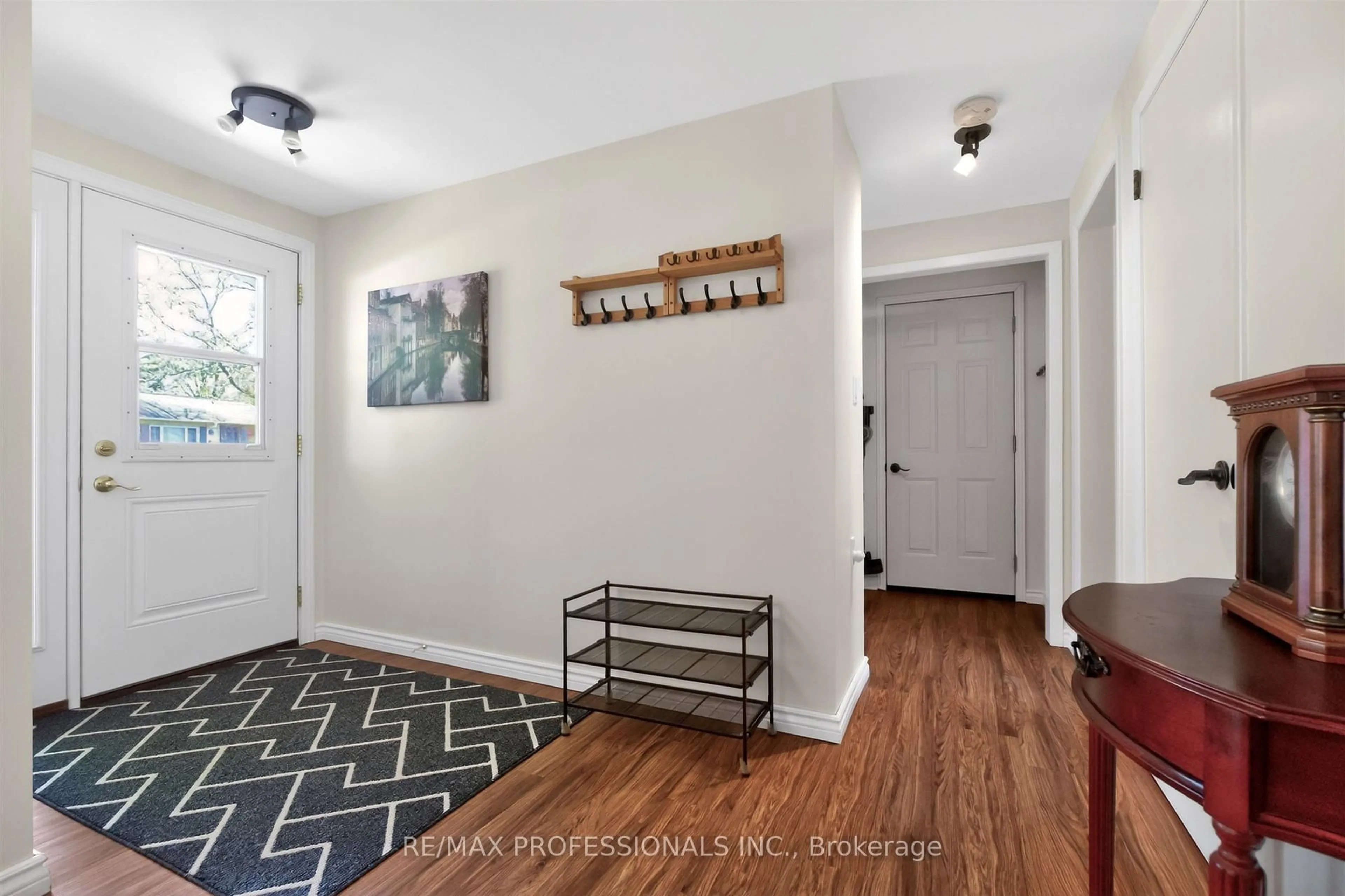 Indoor entryway for 7 Tamarack Crt, New Tecumseth Ontario L0G 1W0