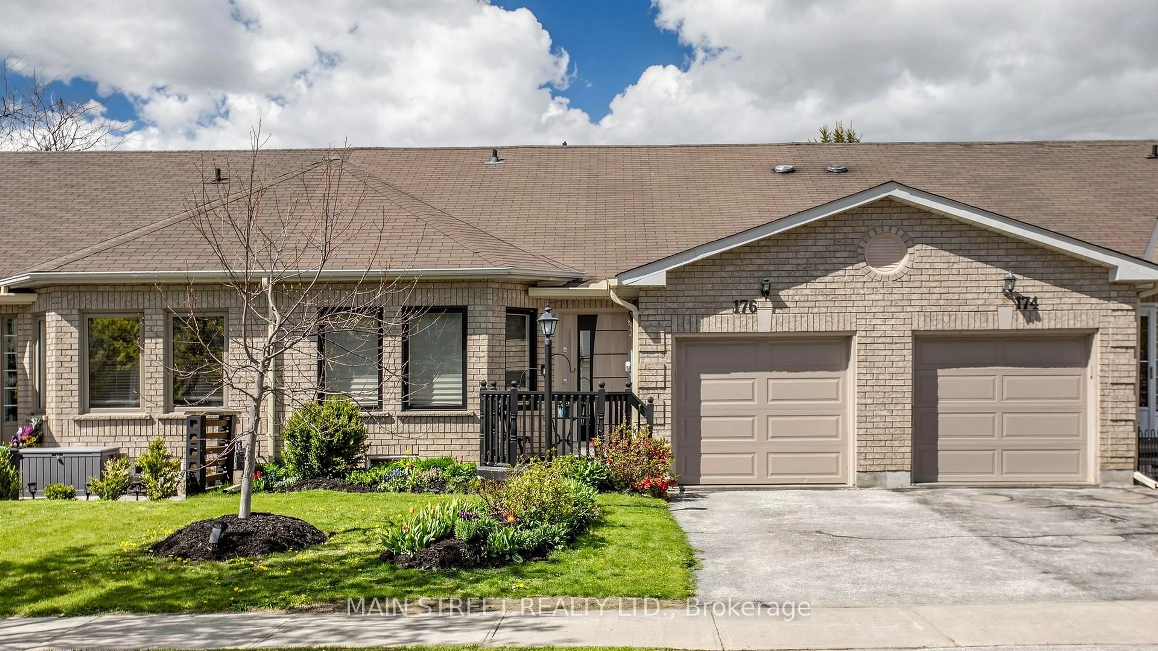 Home with brick exterior material, street for 176 Mainprize Cres, East Gwillimbury Ontario L0G 1M0