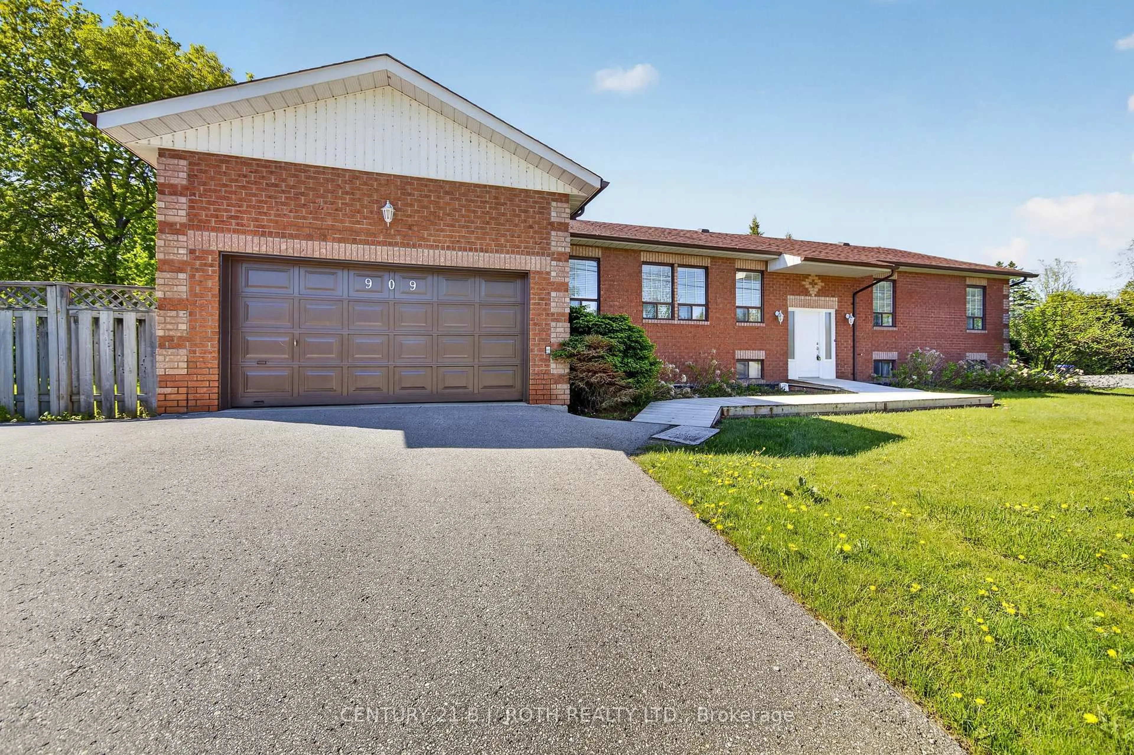 Home with brick exterior material, street for 909 Lebanon Dr, Innisfil Ontario L9S 2B9