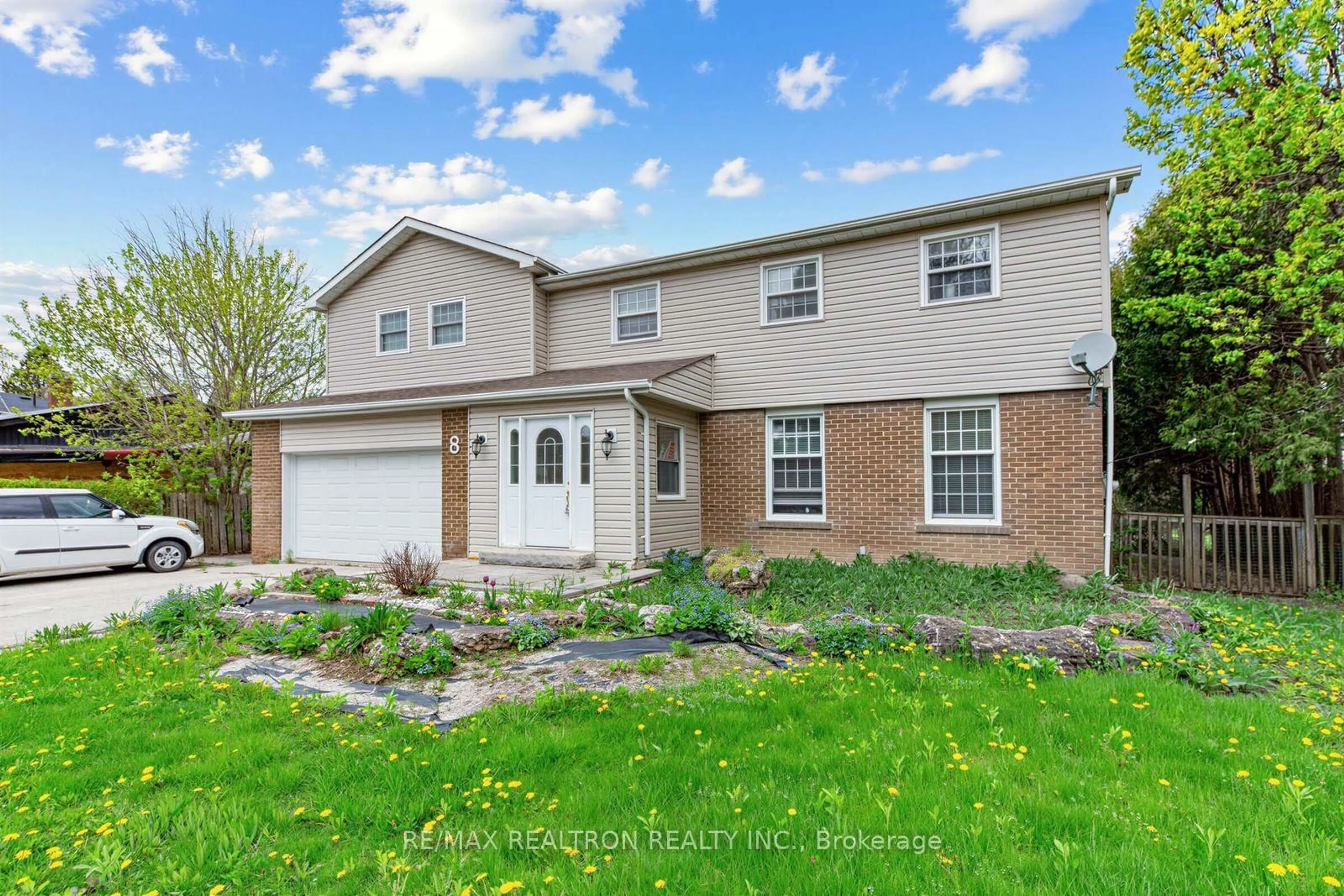 Home with vinyl exterior material, street for 8 Gallacher Ave, Richmond Hill Ontario L4E 2W9