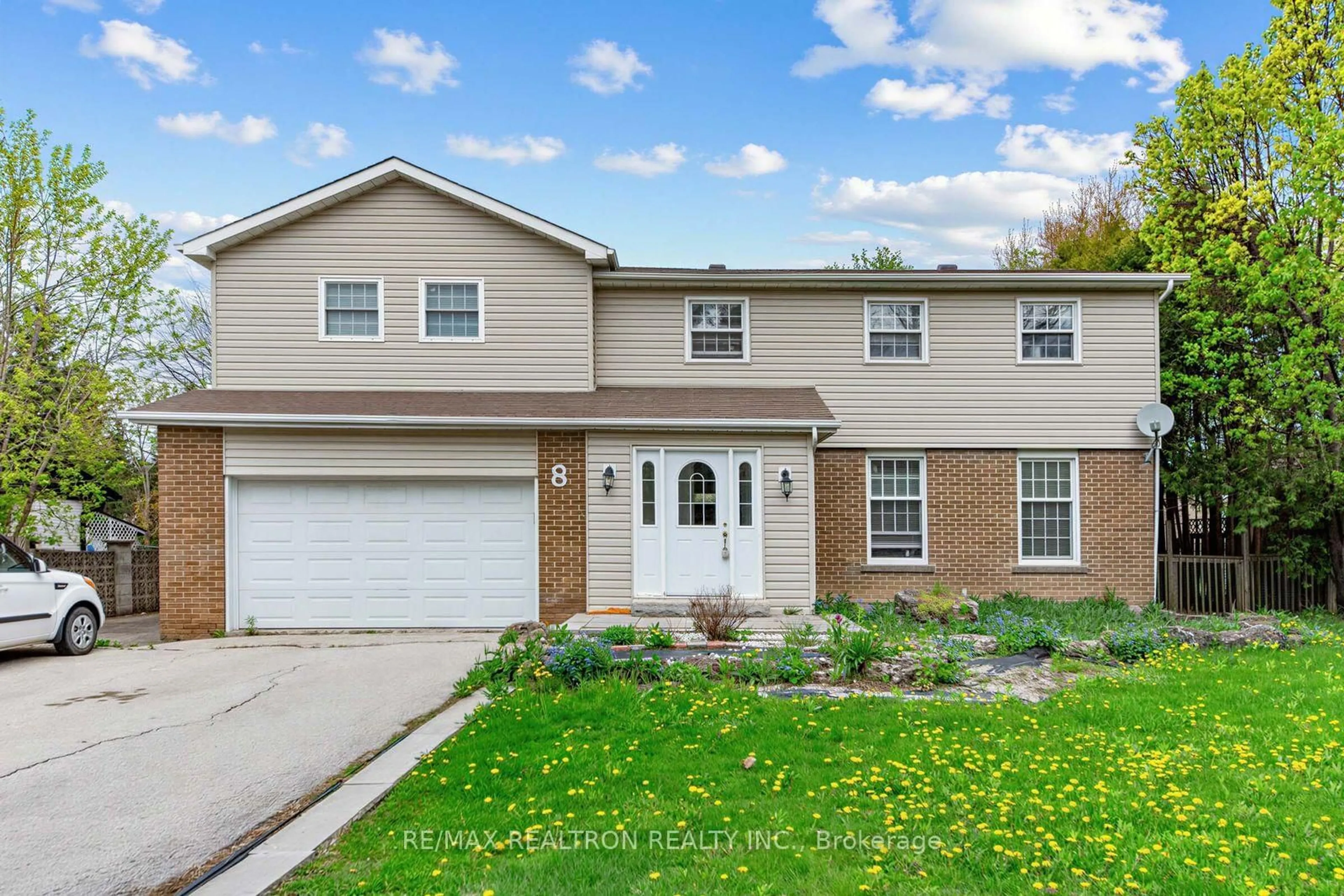 Home with vinyl exterior material, street for 8 Gallacher Ave, Richmond Hill Ontario L4E 2W9