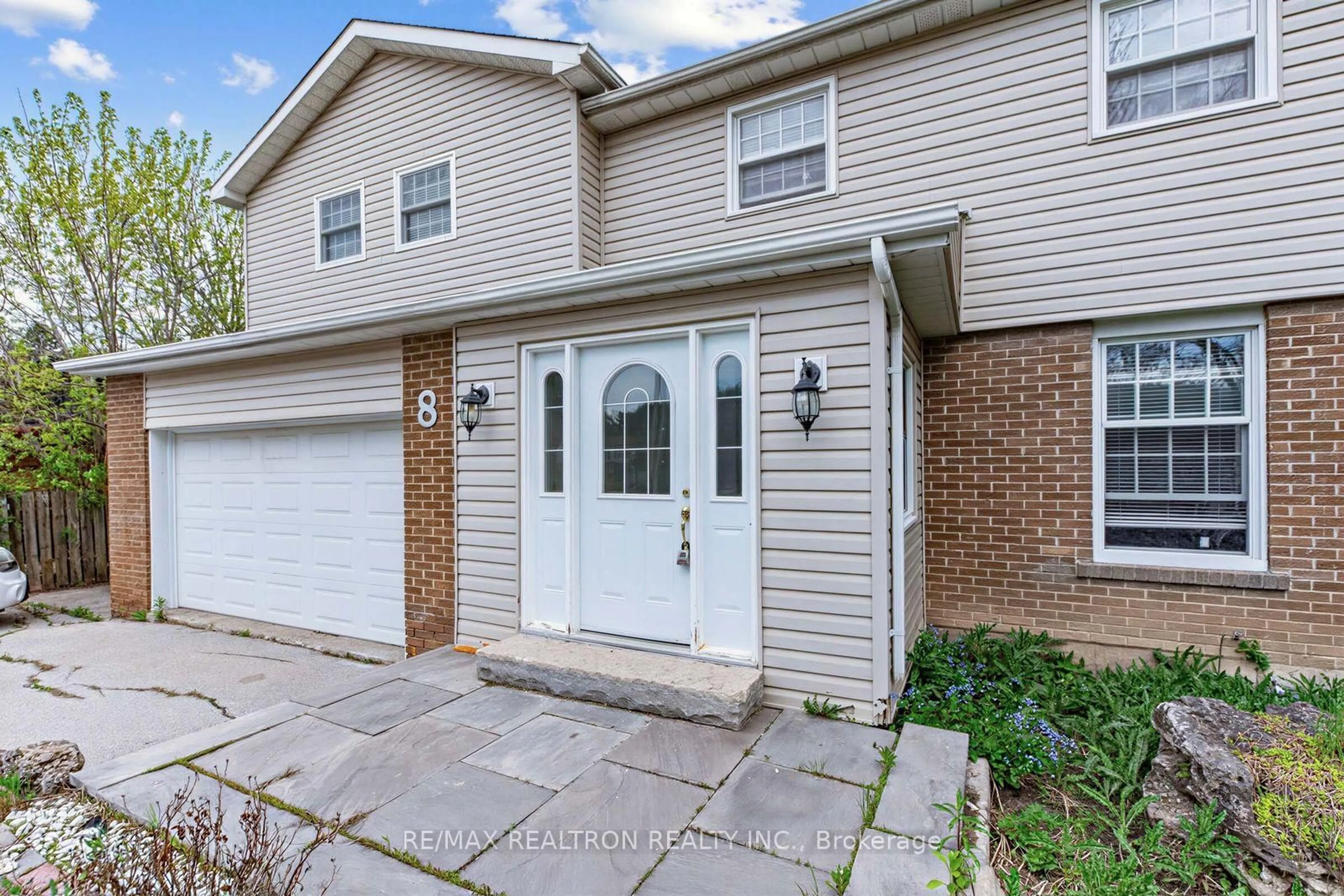 Home with vinyl exterior material, street for 8 Gallacher Ave, Richmond Hill Ontario L4E 2W9