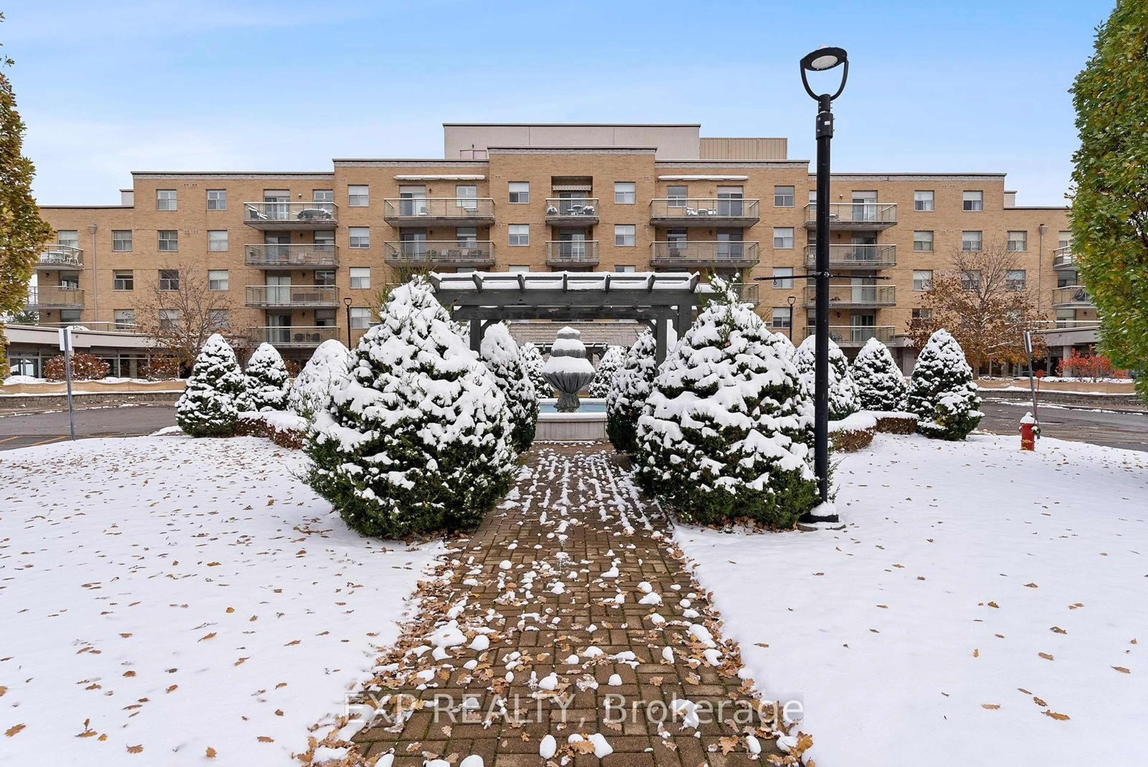 Patio, building for 2506 Rutherford Rd #210, Vaughan Ontario L4K 5N4