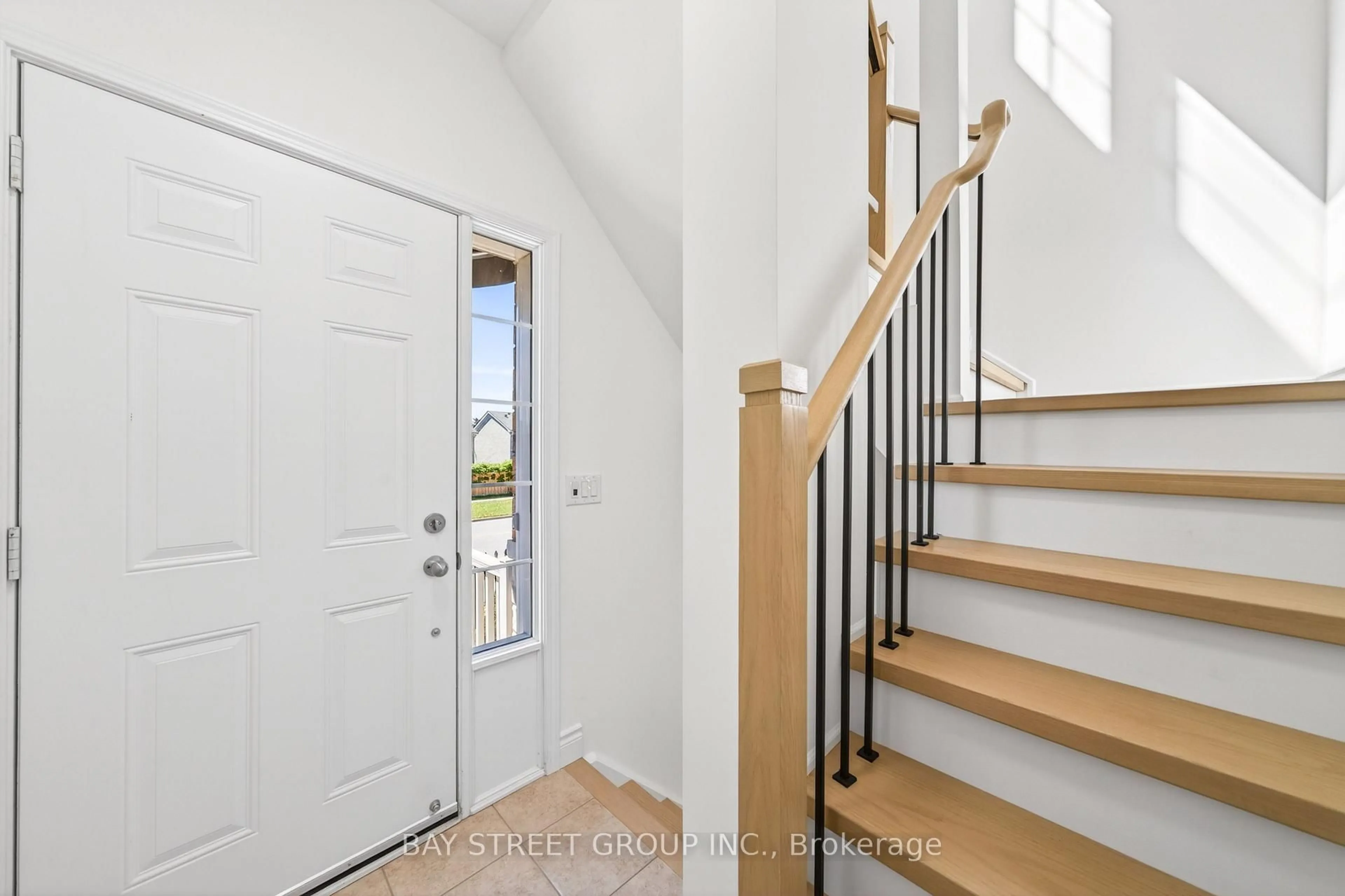 Indoor entryway for 141 Silverwood Ave, Richmond Hill Ontario L4S 0C9