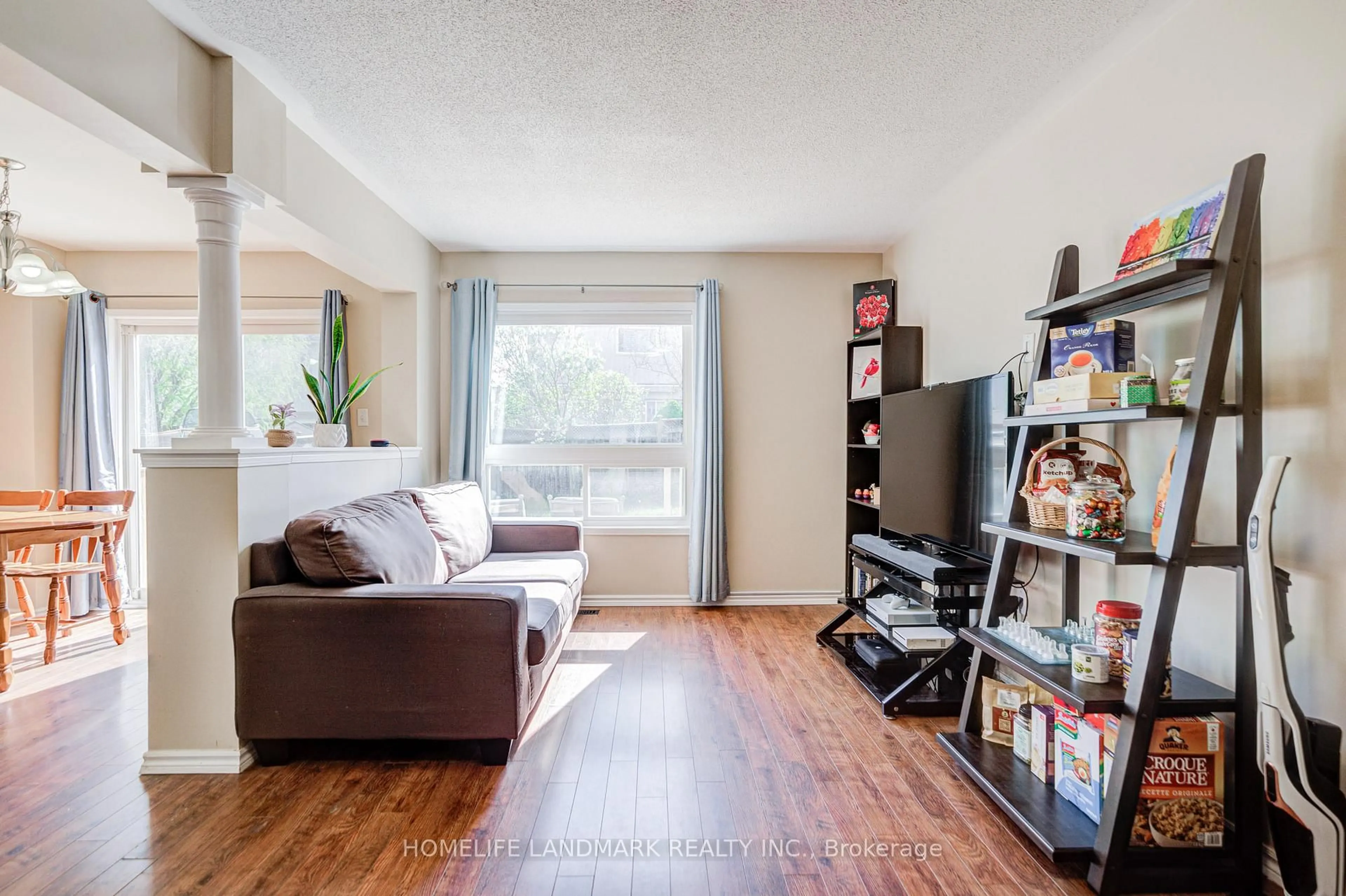 Living room with furniture, wood/laminate floor for 72 Margaret Graham Cres, East Gwillimbury Ontario L0G 1M0