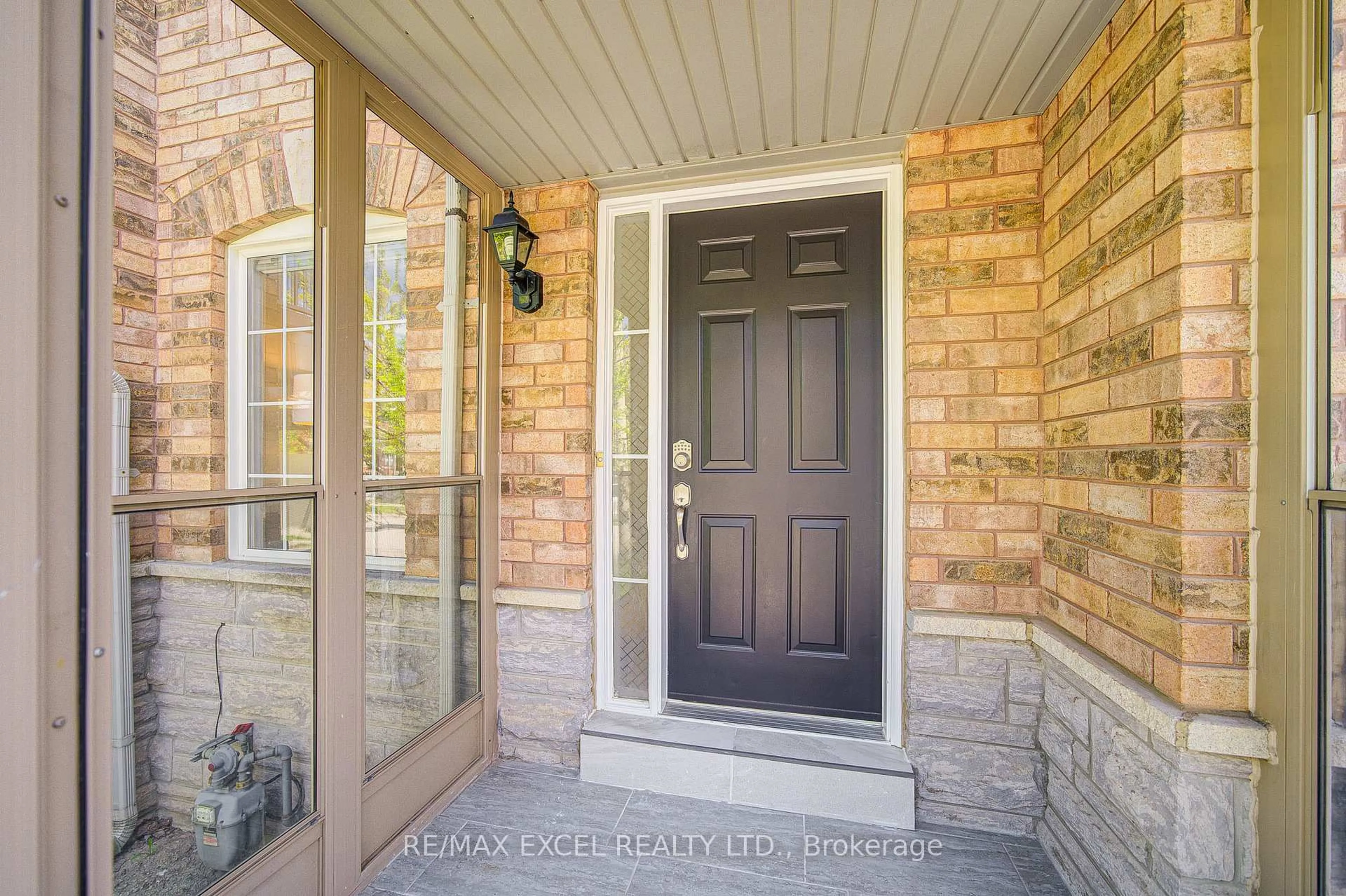 Indoor entryway for 59 Bassett Ave, Richmond Hill Ontario L4B 4J9