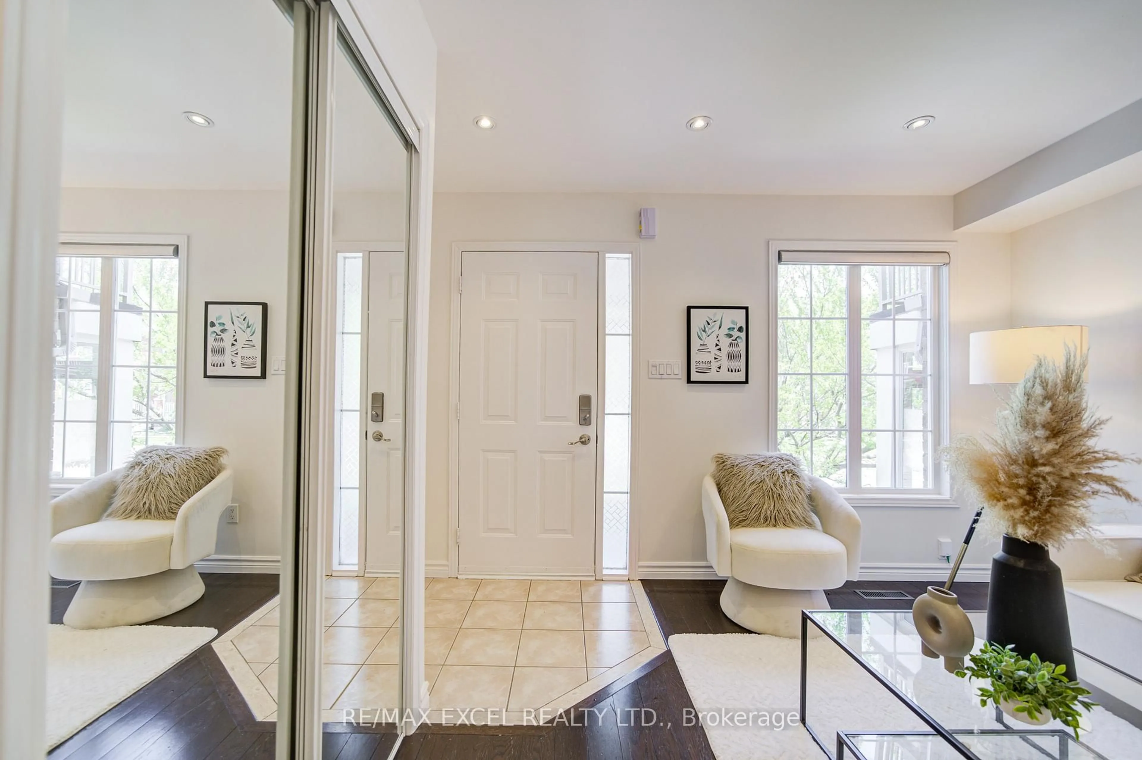 Indoor entryway for 59 Bassett Ave, Richmond Hill Ontario L4B 4J9