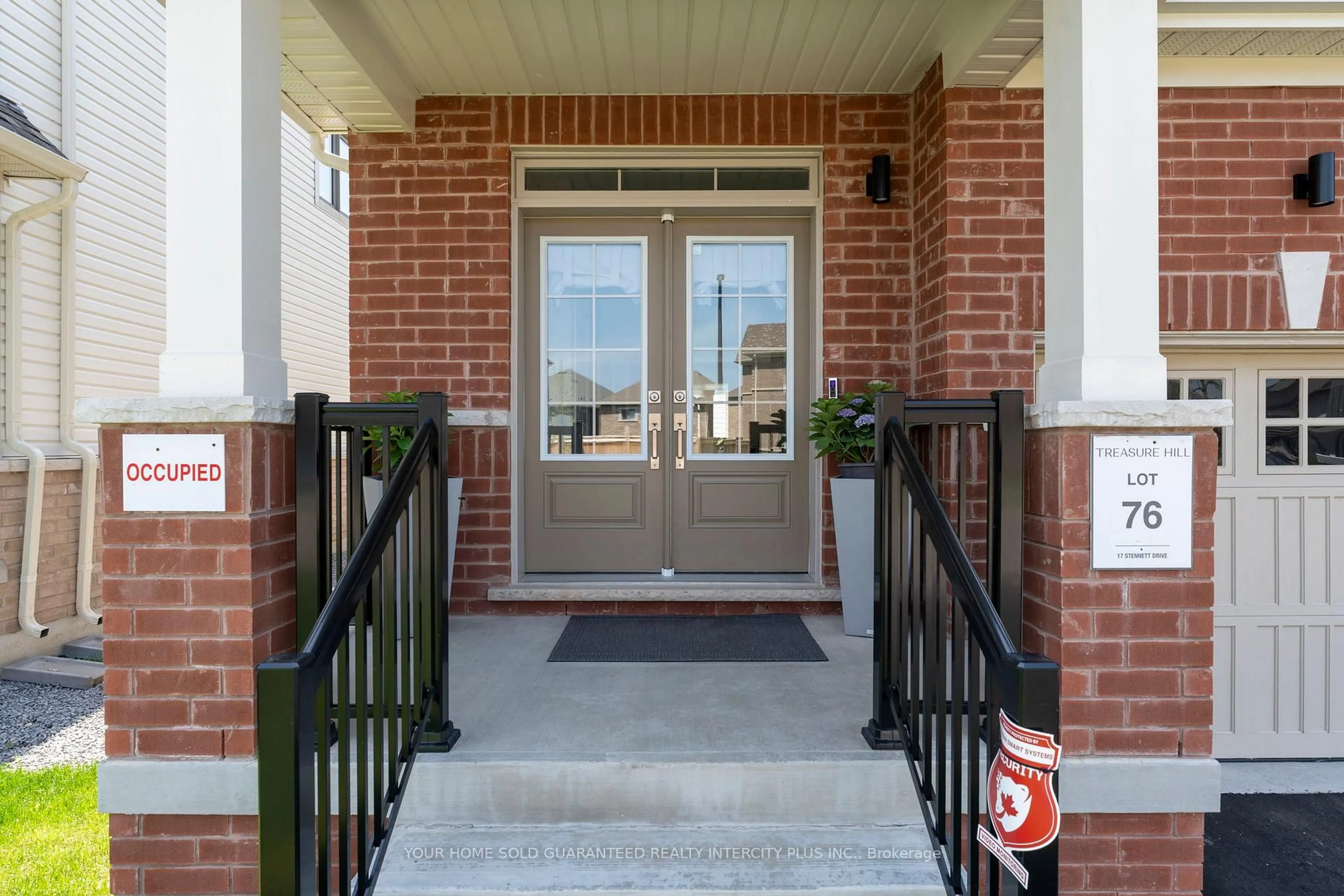 Indoor entryway for 17 Stennett Dr, Georgina Ontario L4P 0J4