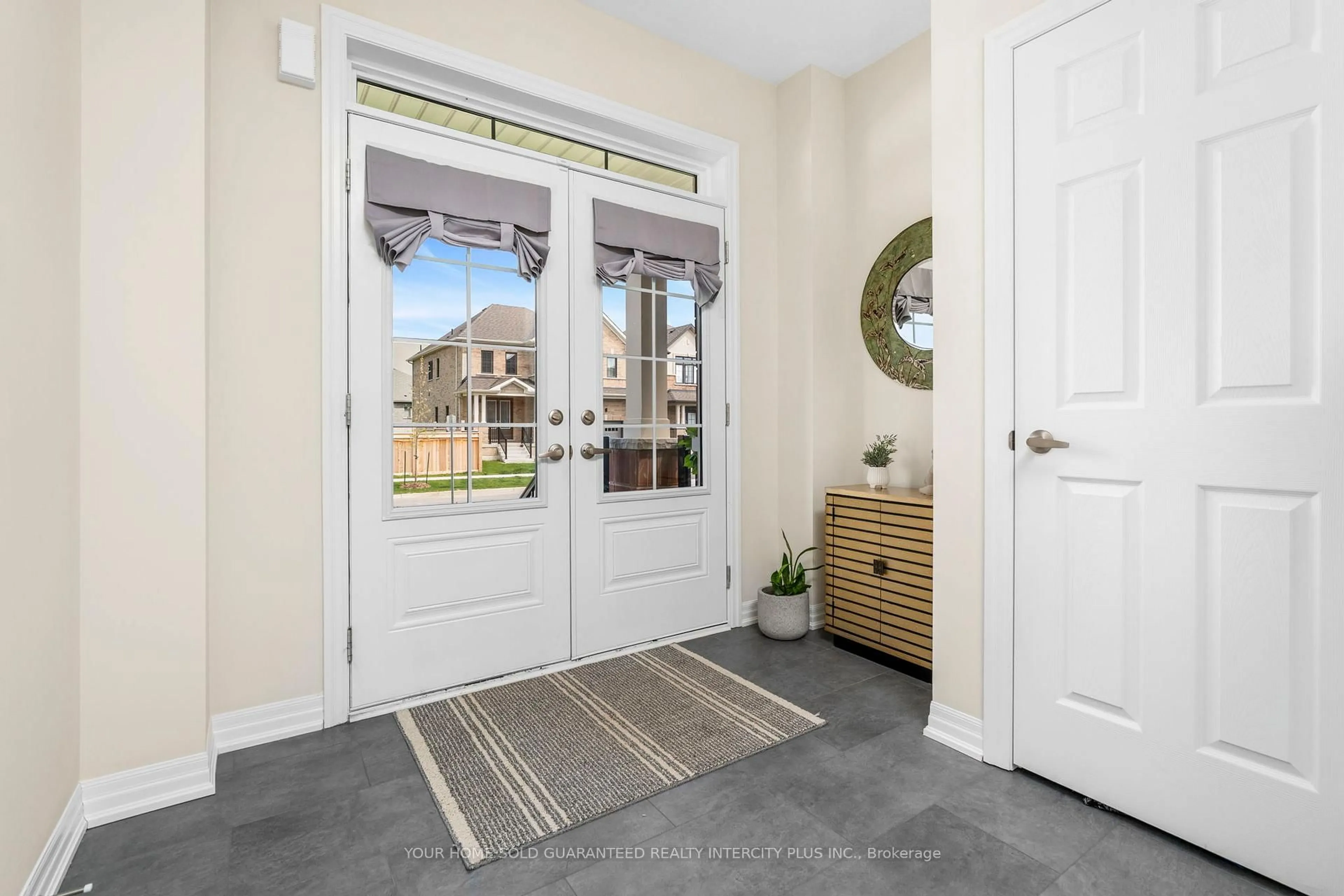 Indoor entryway for 17 Stennett Dr, Georgina Ontario L4P 0J4