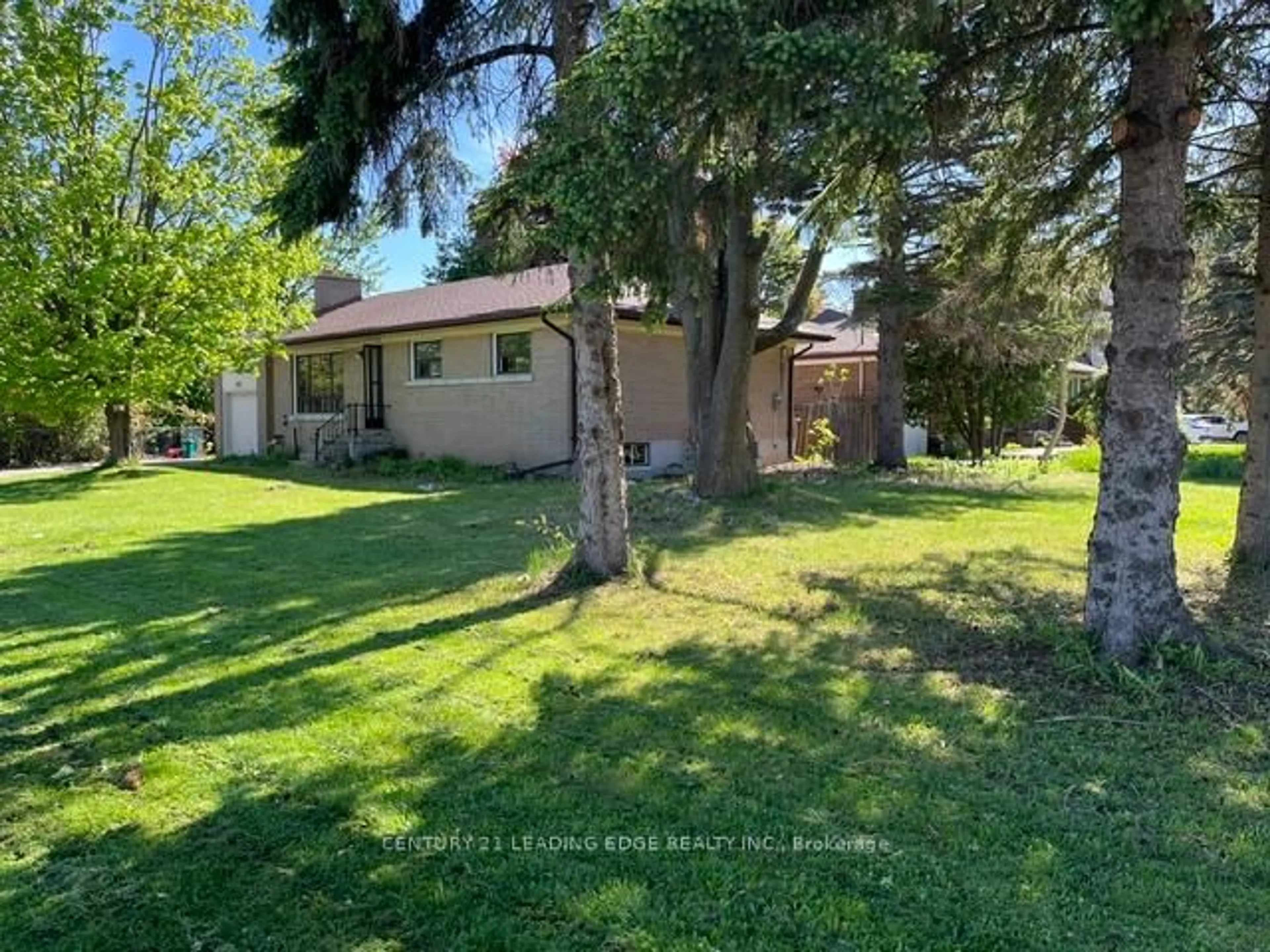 A pic from outside/outdoor area/front of a property/back of a property/a pic from drone, unknown for 2 Honeybourne Cres, Markham Ontario L3P 1P3