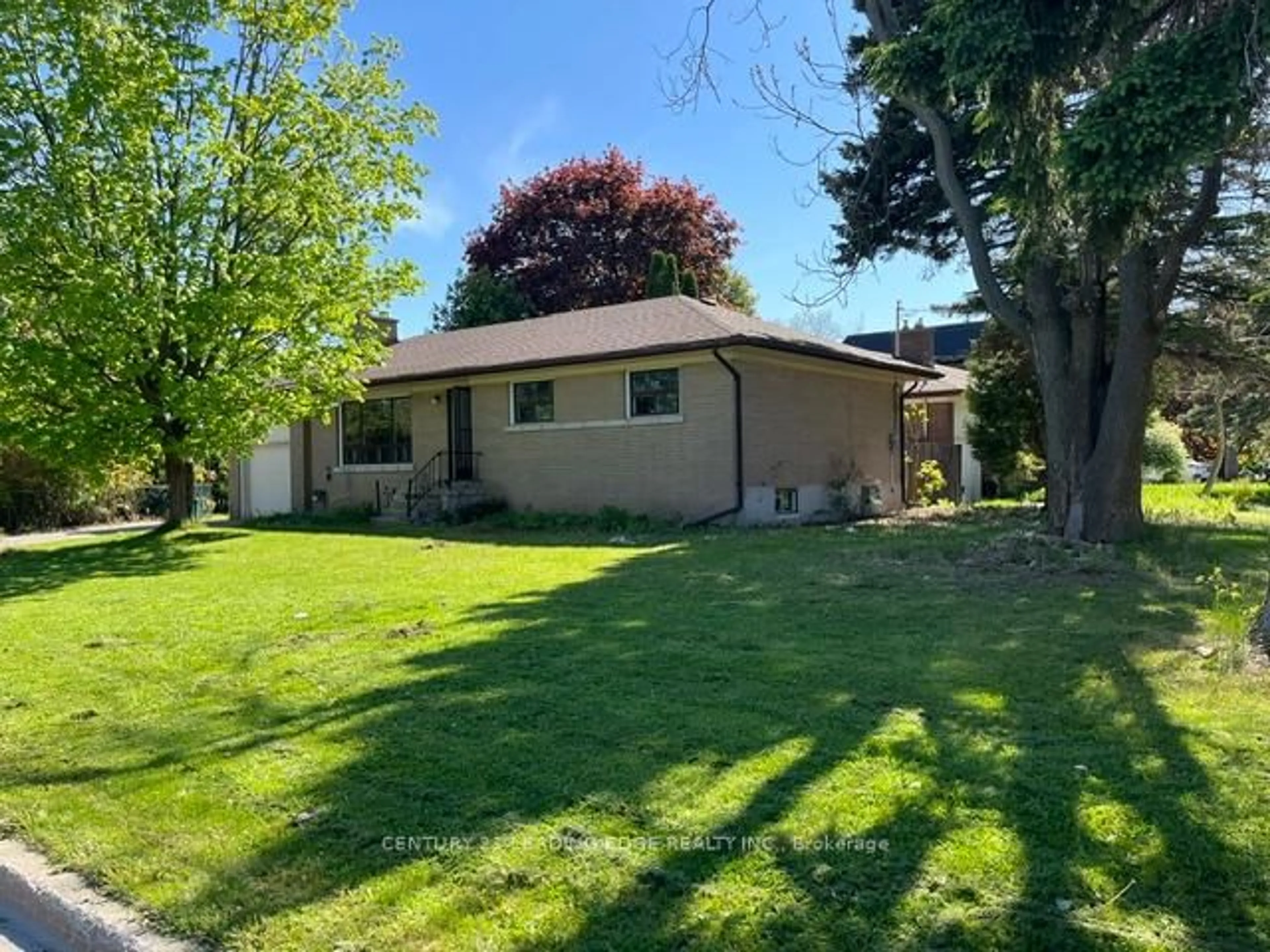 A pic from outside/outdoor area/front of a property/back of a property/a pic from drone, street for 2 Honeybourne Cres, Markham Ontario L3P 1P3