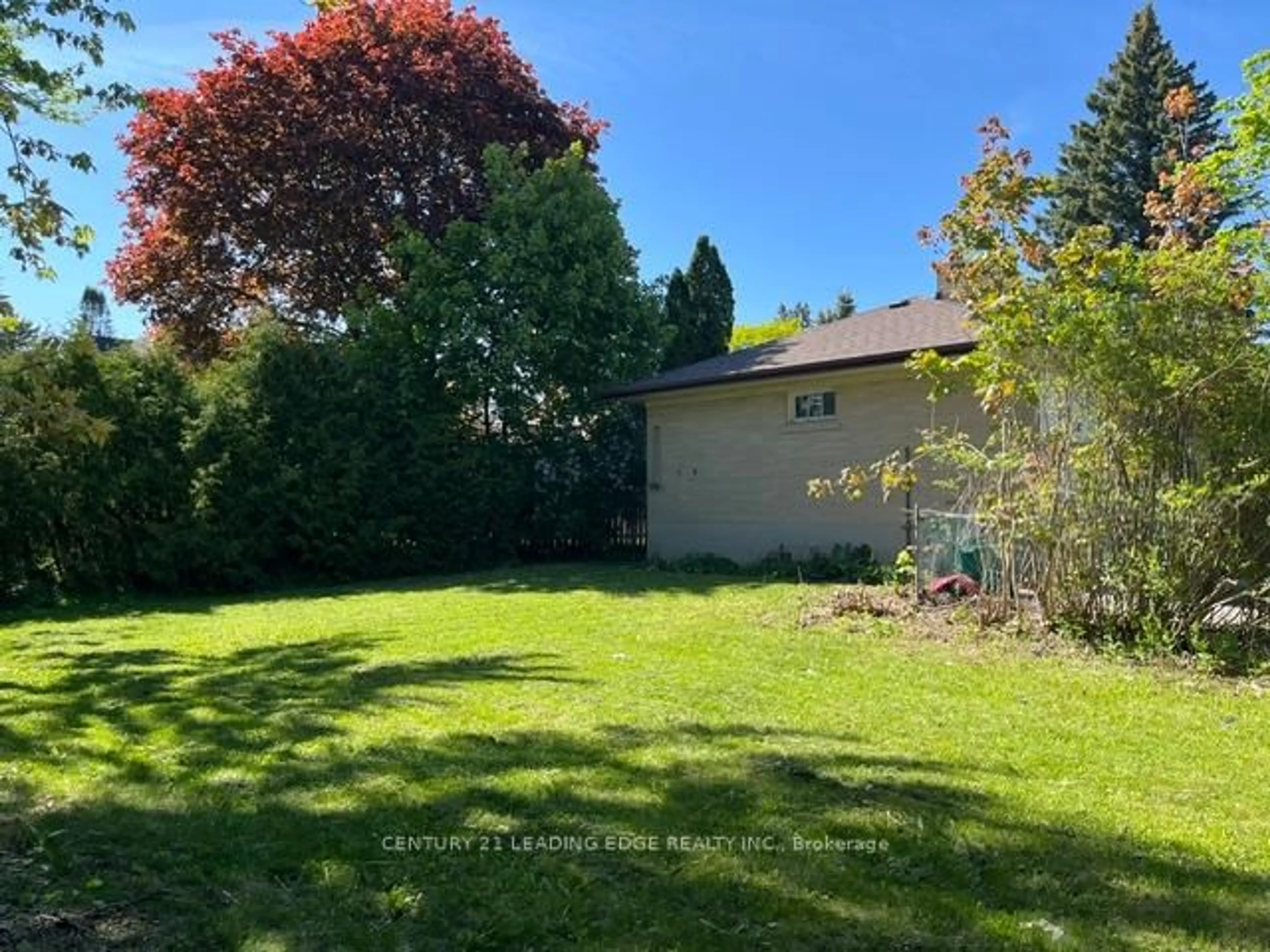 A pic from outside/outdoor area/front of a property/back of a property/a pic from drone, forest/trees view for 2 Honeybourne Cres, Markham Ontario L3P 1P3