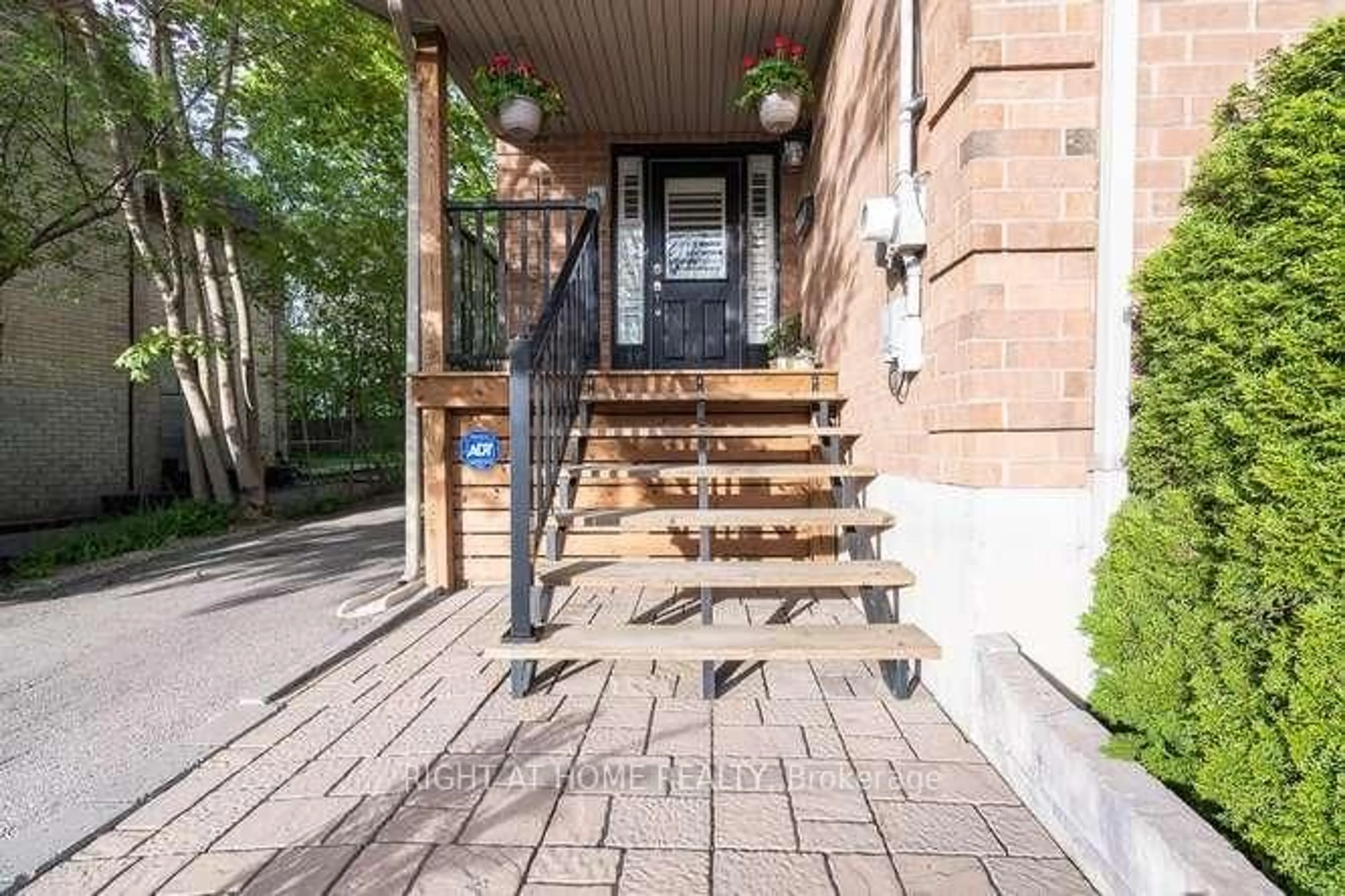 Patio, street for 17 MACHELL Ave, Aurora Ontario L4G 2R6