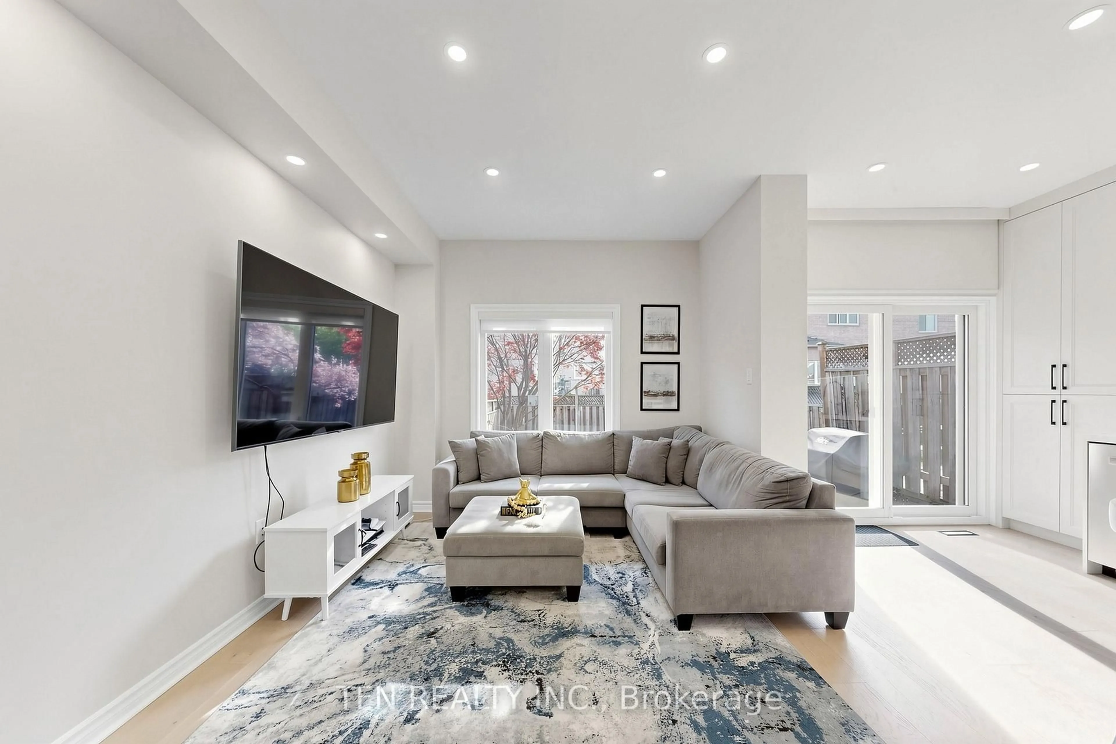 Living room with furniture, unknown for 8 Lander Cres, Vaughan Ontario L4J 8R3