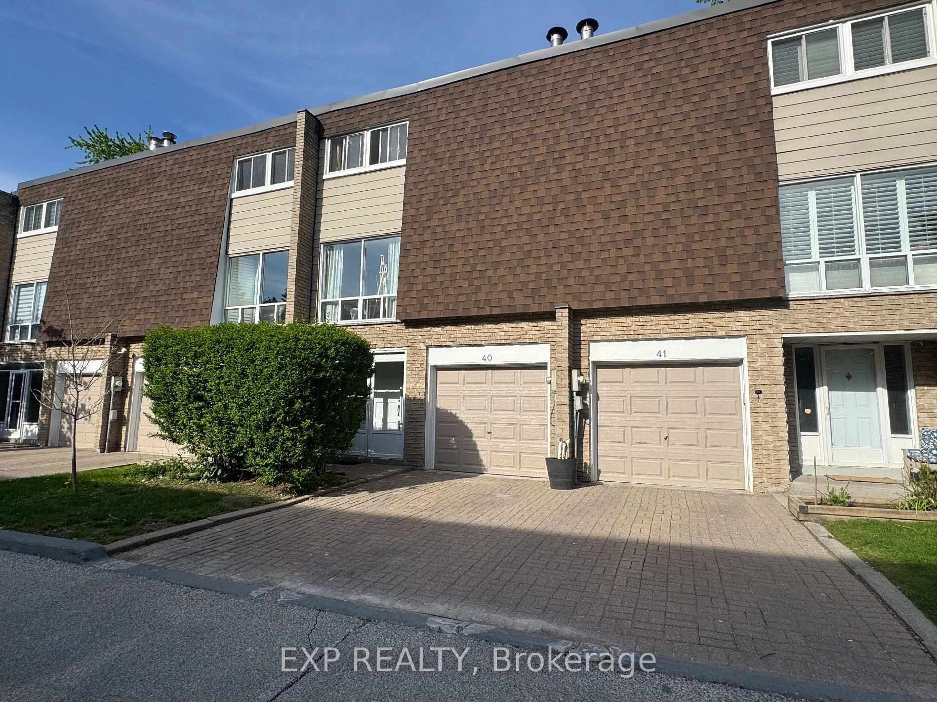 A pic from outside/outdoor area/front of a property/back of a property/a pic from drone, street for 653 Village Pkwy #40, Markham Ontario L3R 2R2