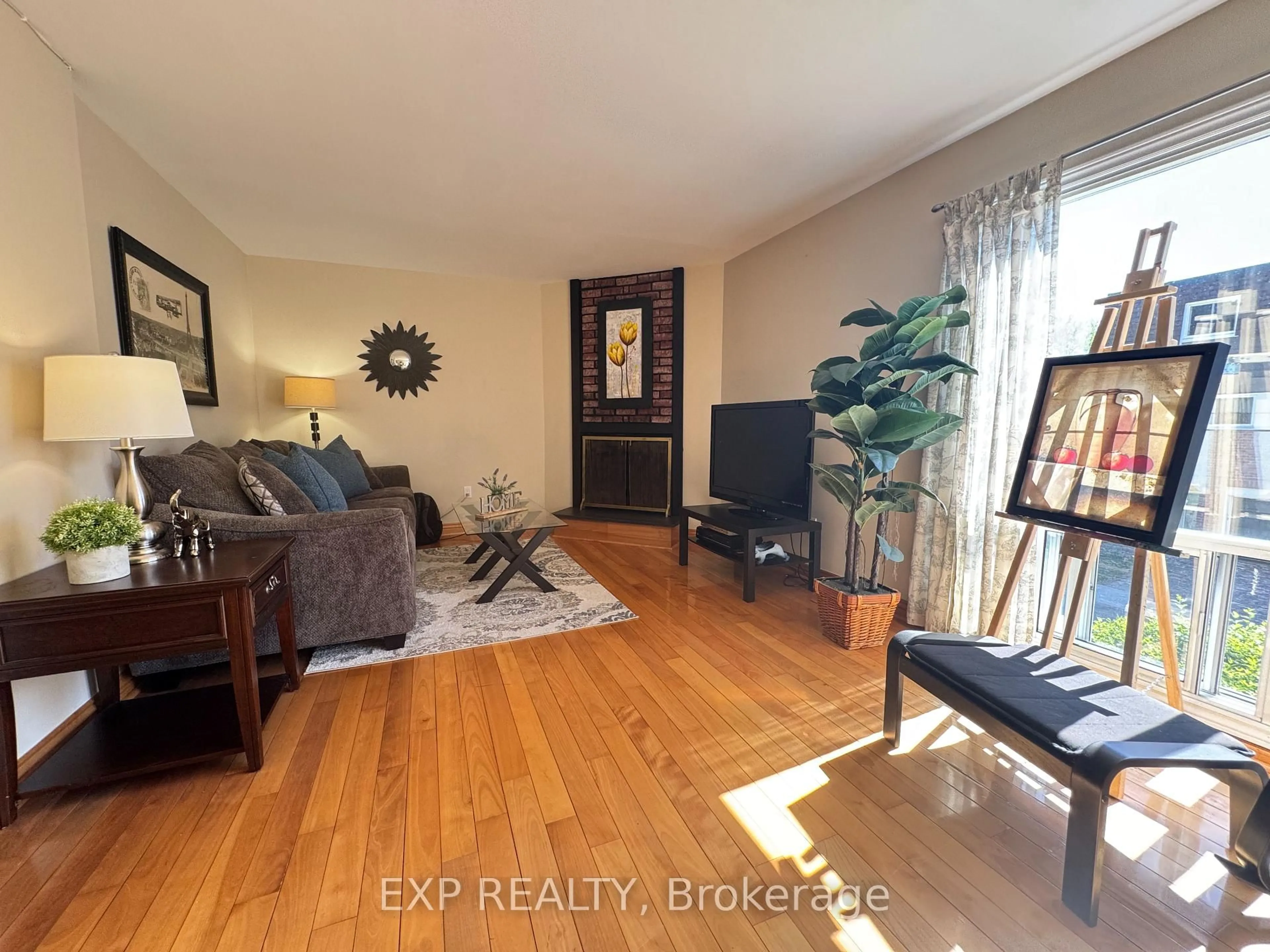 Living room with furniture, wood/laminate floor for 653 Village Pkwy #40, Markham Ontario L3R 2R2