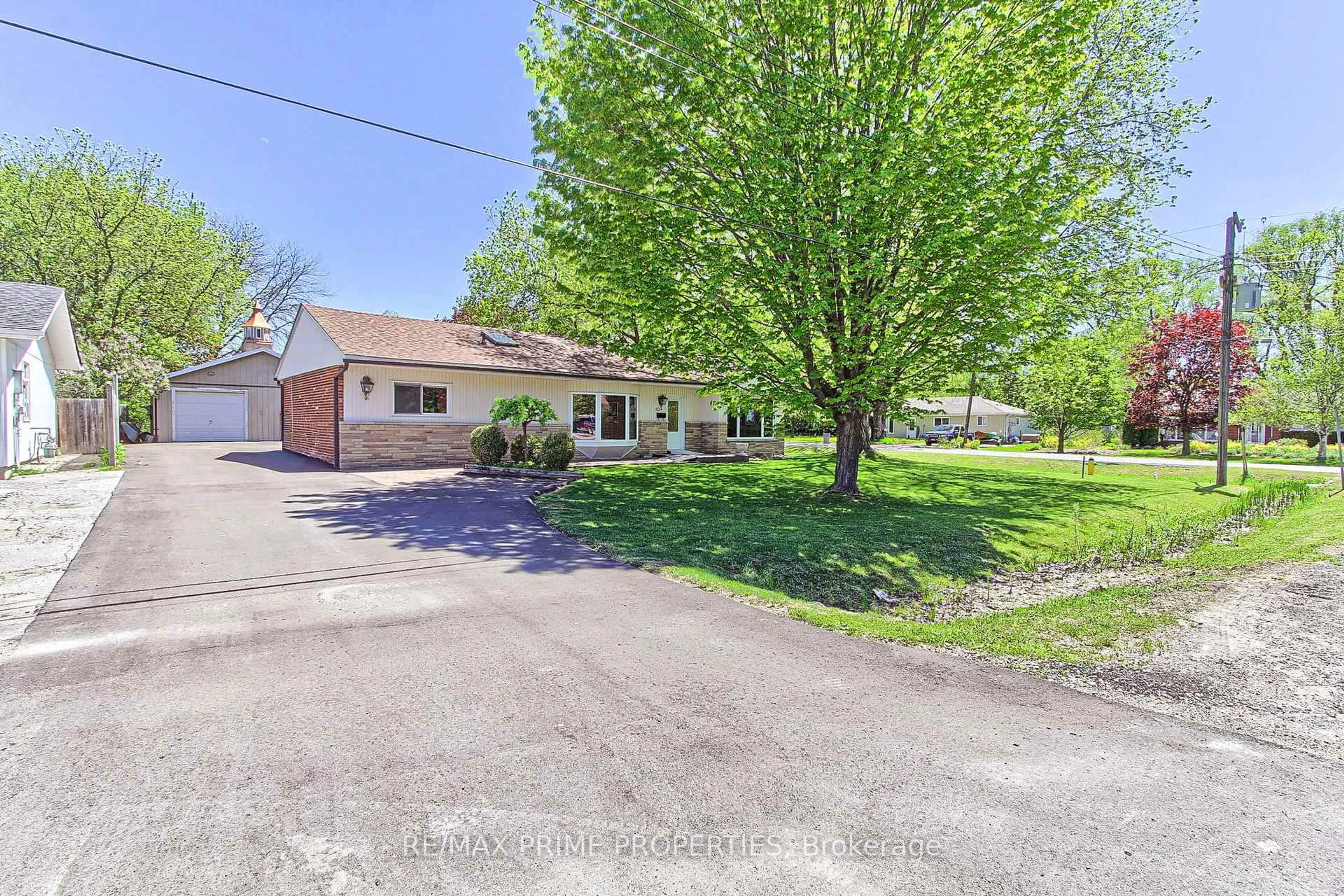 A pic from outside/outdoor area/front of a property/back of a property/a pic from drone, street for 63 Ruta Cres, Georgina Ontario L4P 1C5