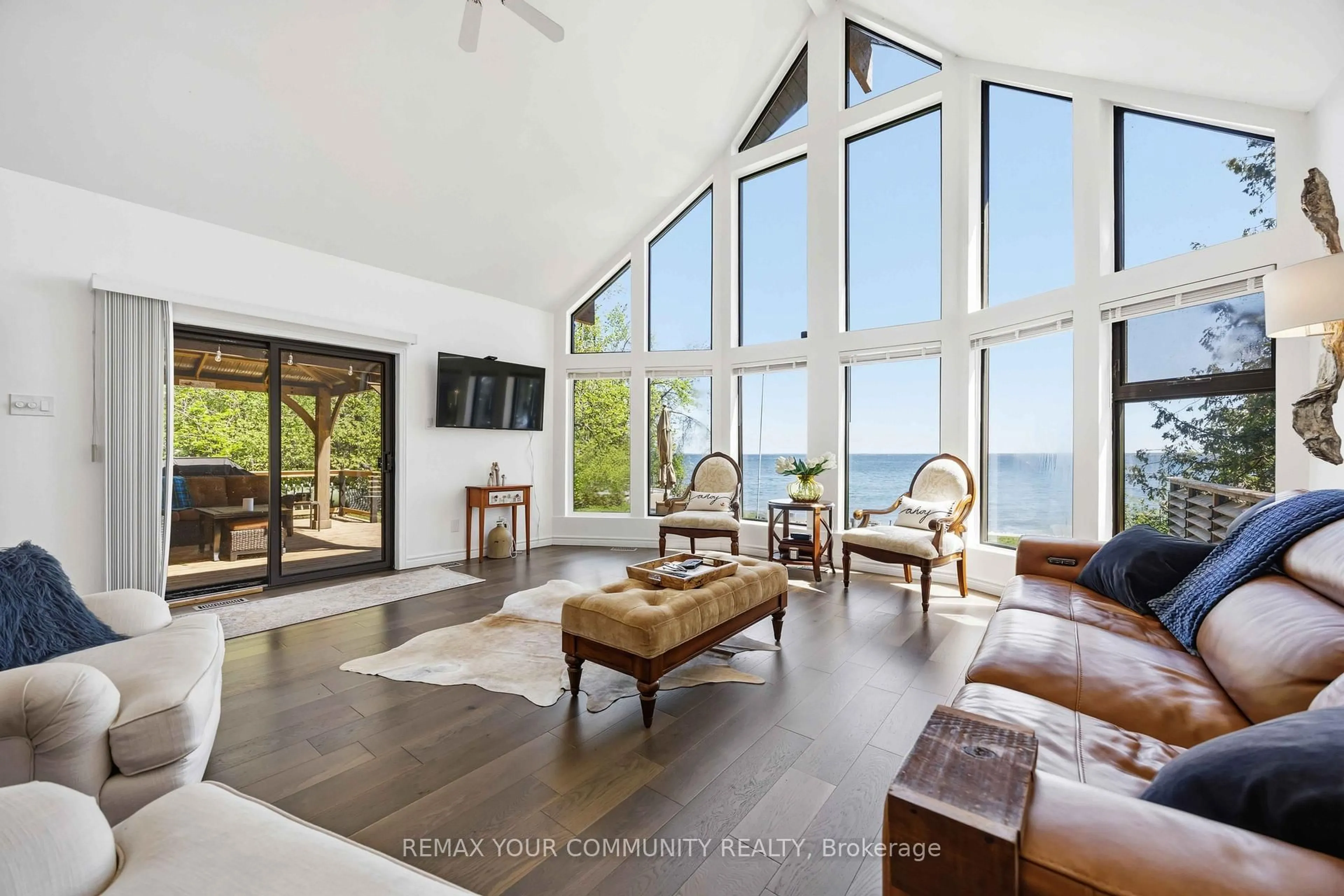 Living room with furniture, unknown for 762 Loon Rd, Georgina Islands Ontario L0E 1R0