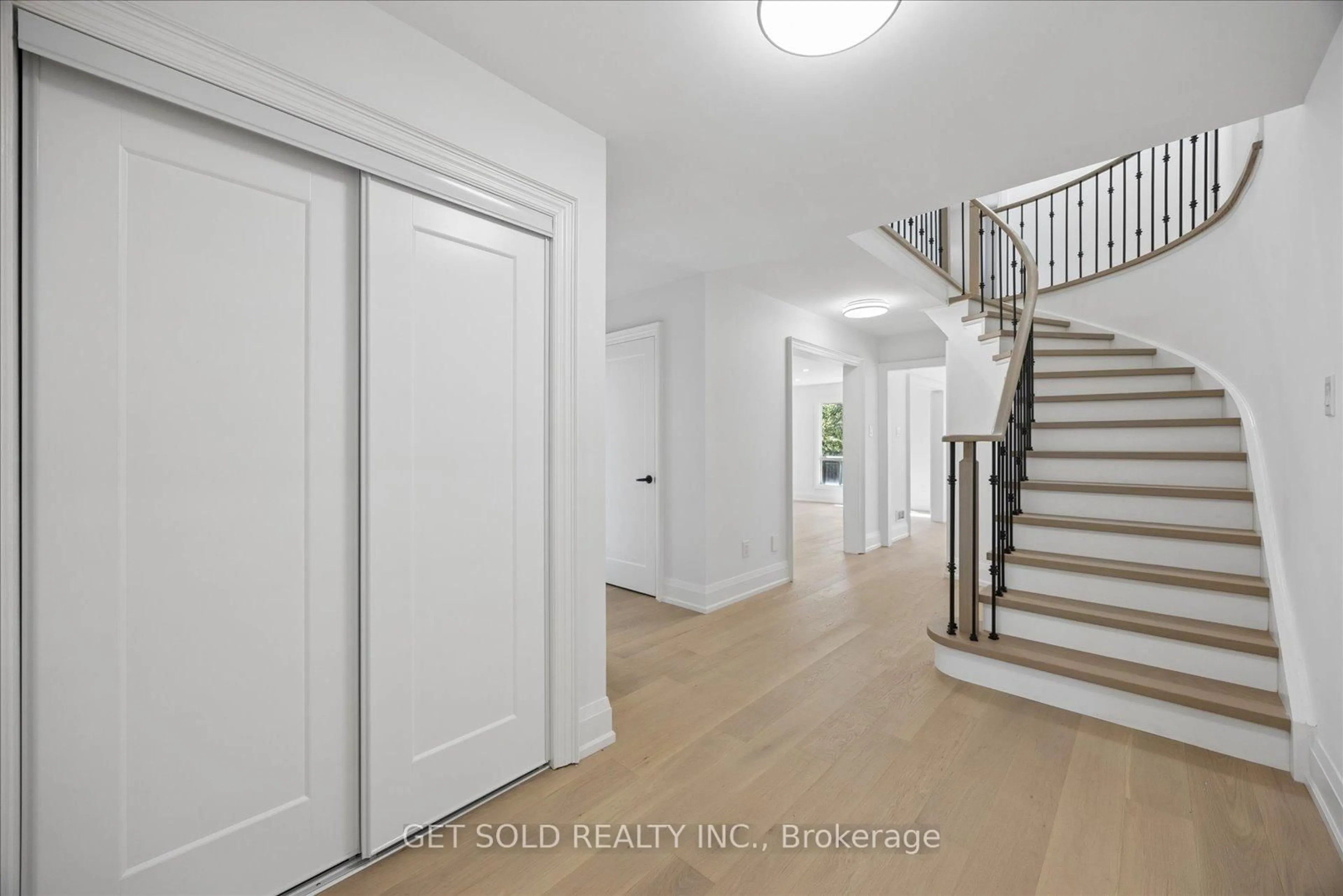 Indoor entryway for 181 Brownridge Dr, Vaughan Ontario L4J 7E4