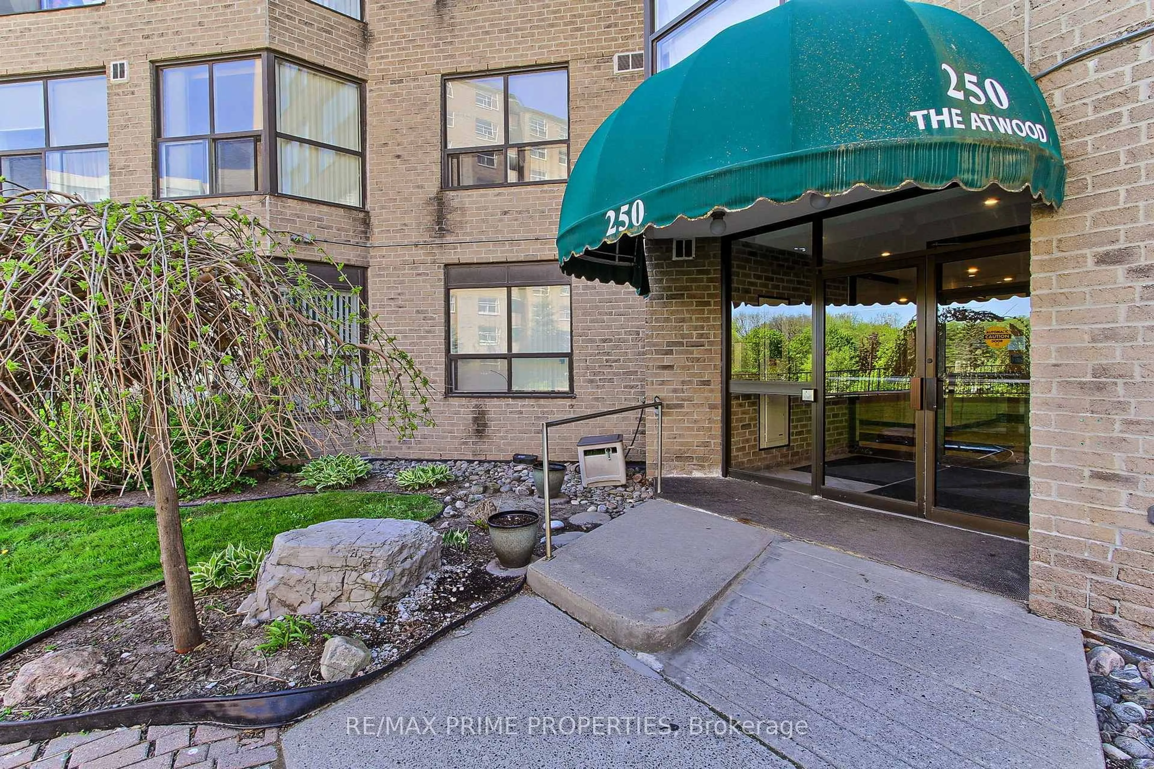 Indoor foyer for 250 Davis Dr #603, Newmarket Ontario L3Y 7T7