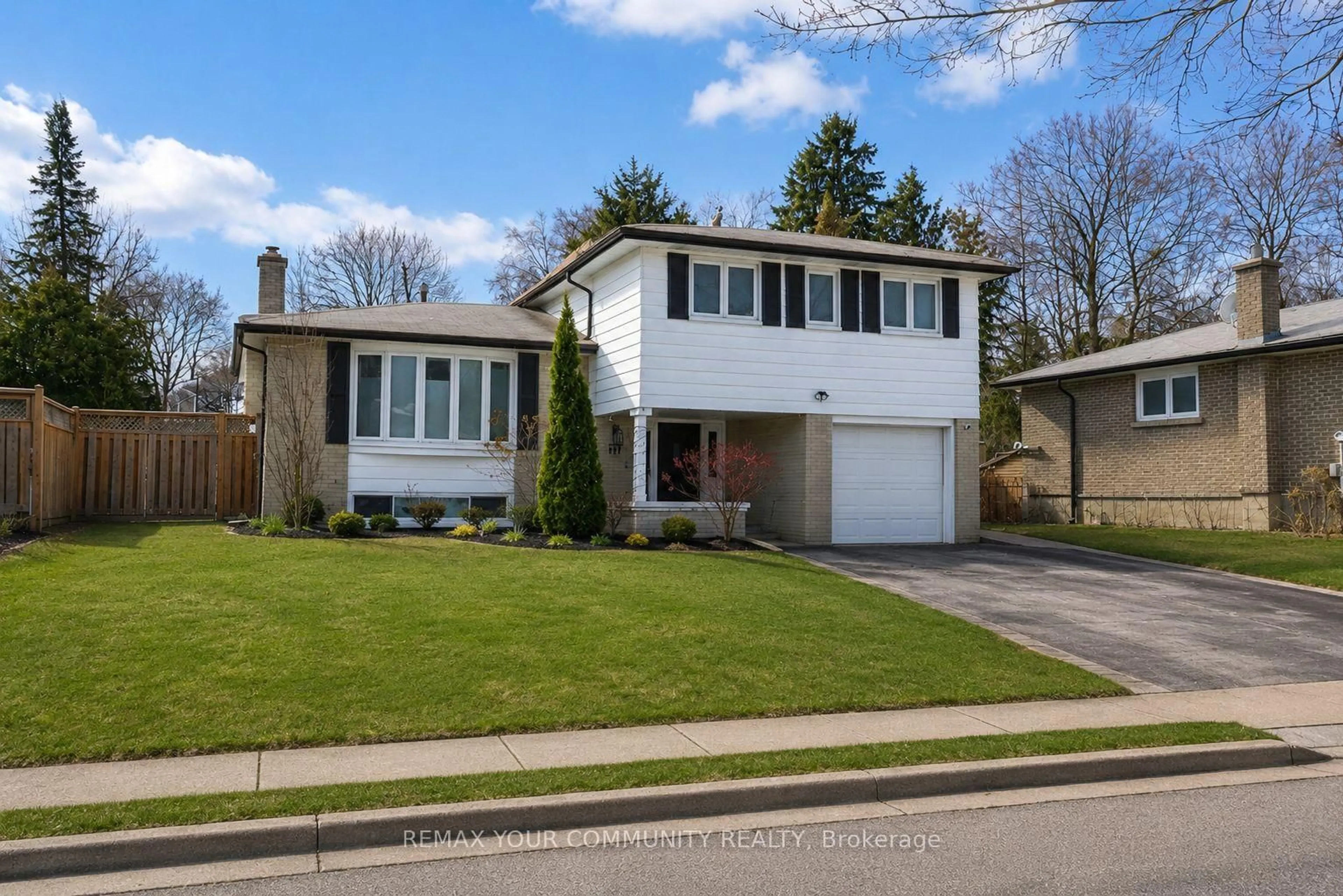 Home with vinyl exterior material, street for 107 Orchard Heights, Aurora Ontario L4G 2Z8