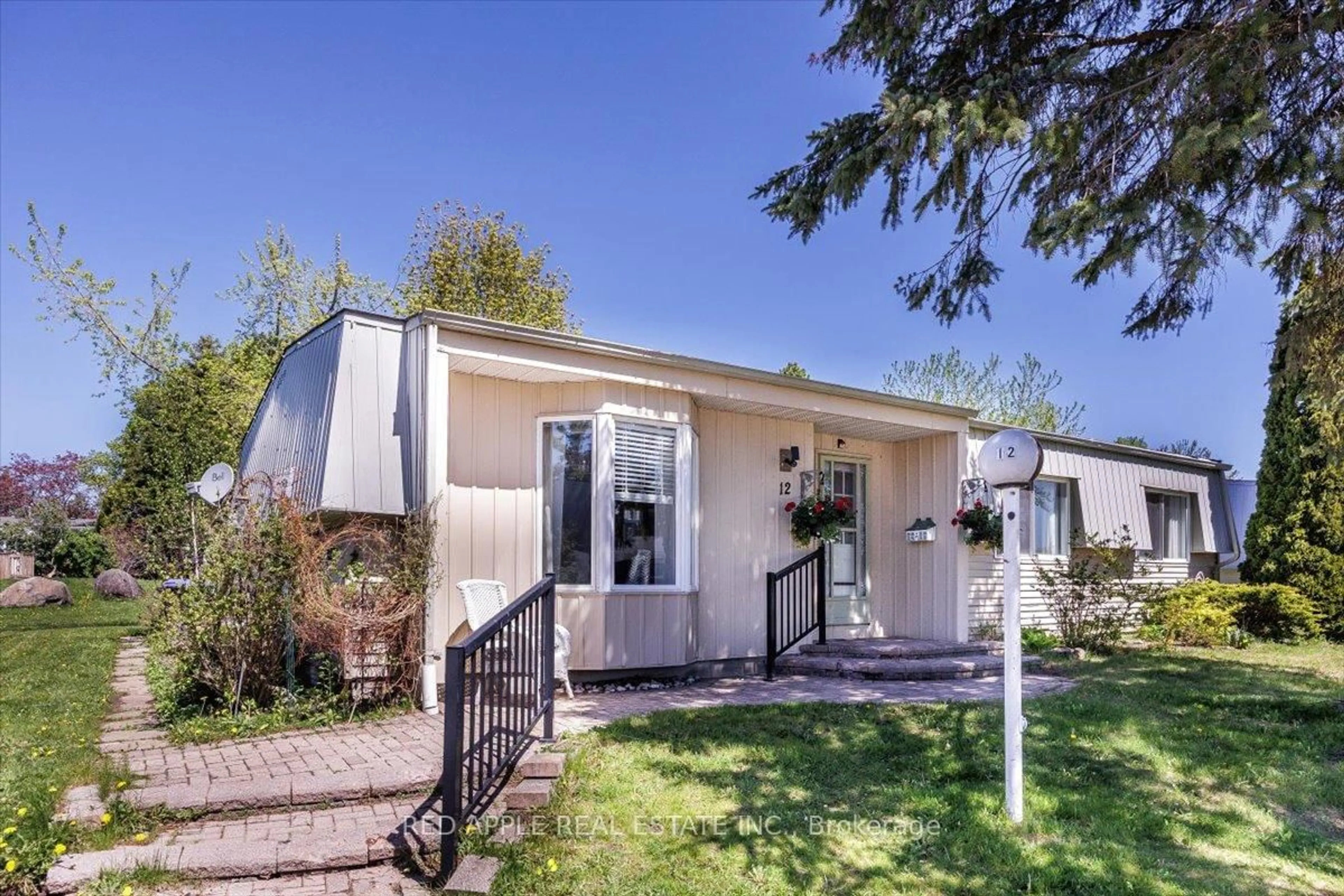 Home with vinyl exterior material, street for 12 Belle Isle Arm, Innisfil Ontario L9S 1N7