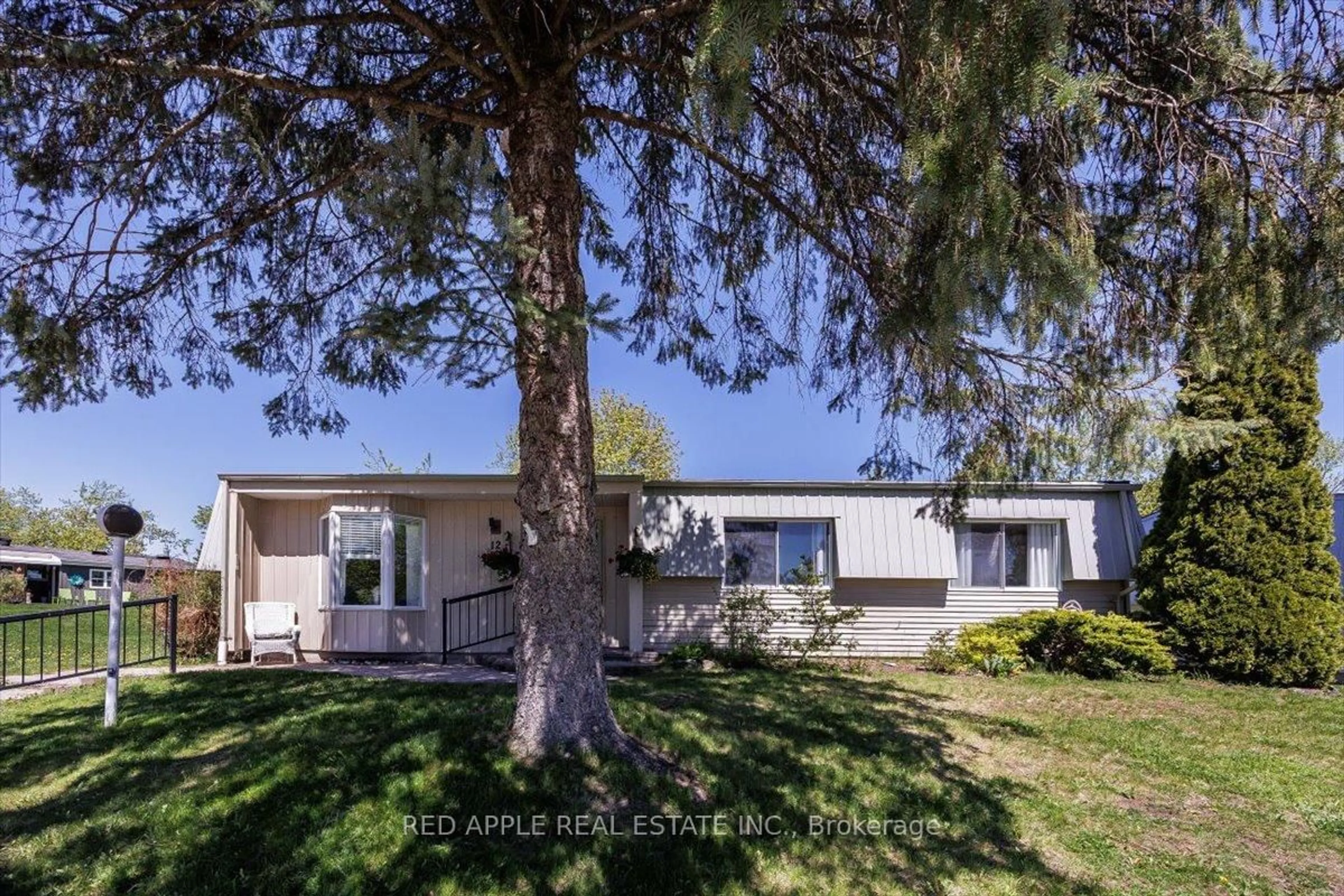 A pic from outside/outdoor area/front of a property/back of a property/a pic from drone, street for 12 Belle Isle Arm, Innisfil Ontario L9S 1N7