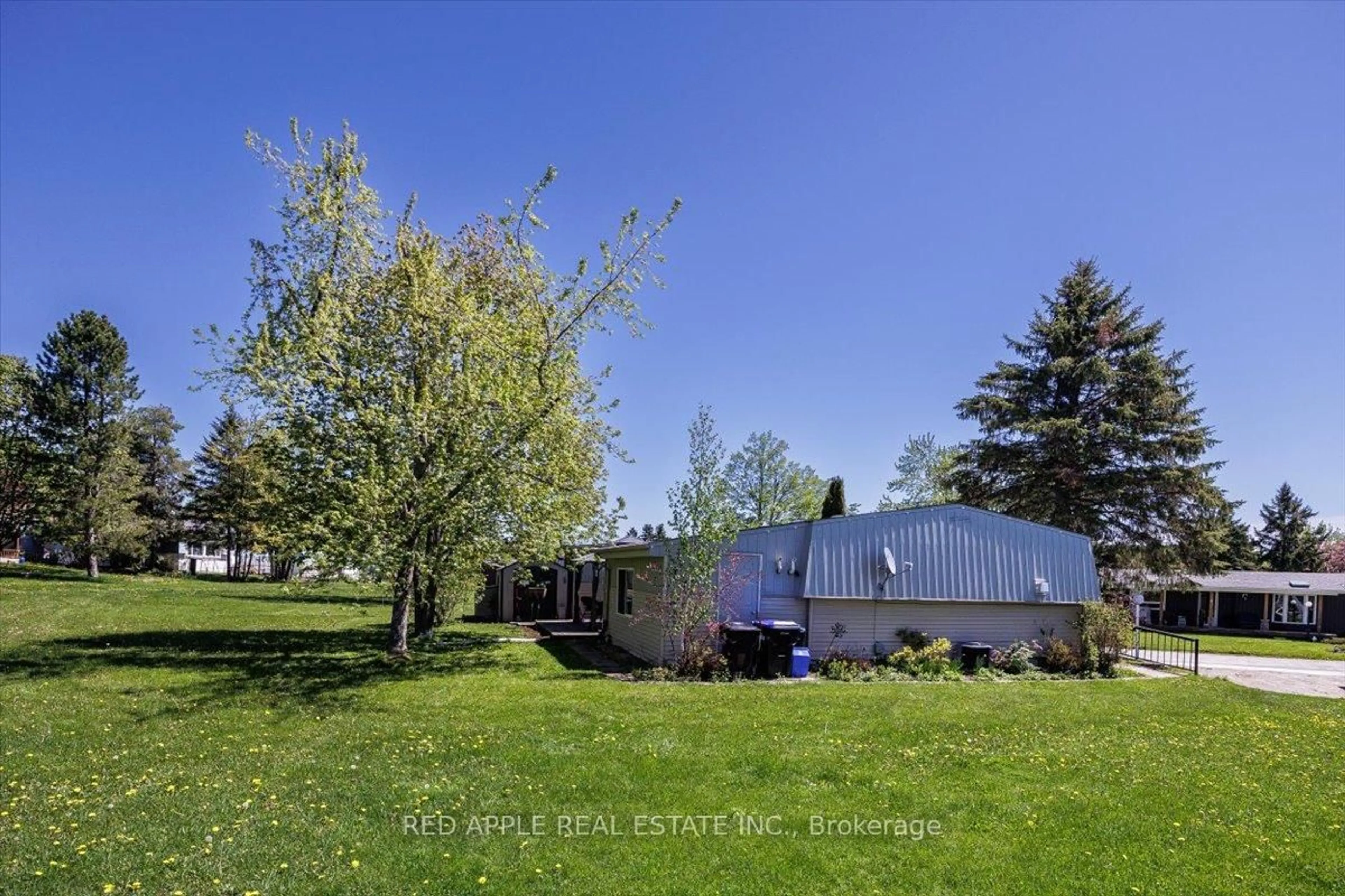 A pic from outside/outdoor area/front of a property/back of a property/a pic from drone, unknown for 12 Belle Isle Arm, Innisfil Ontario L9S 1N7
