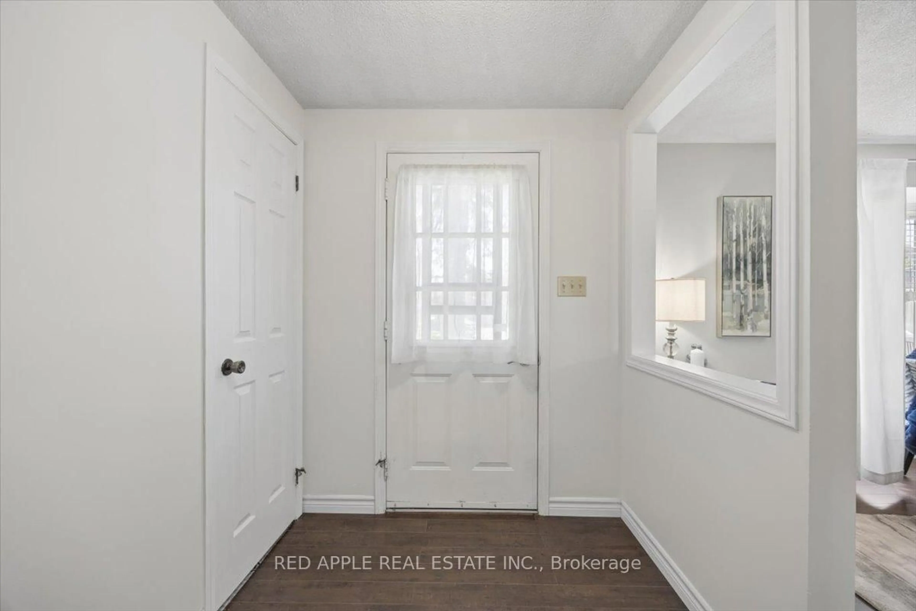 Indoor entryway for 12 Belle Isle Arm, Innisfil Ontario L9S 1N7