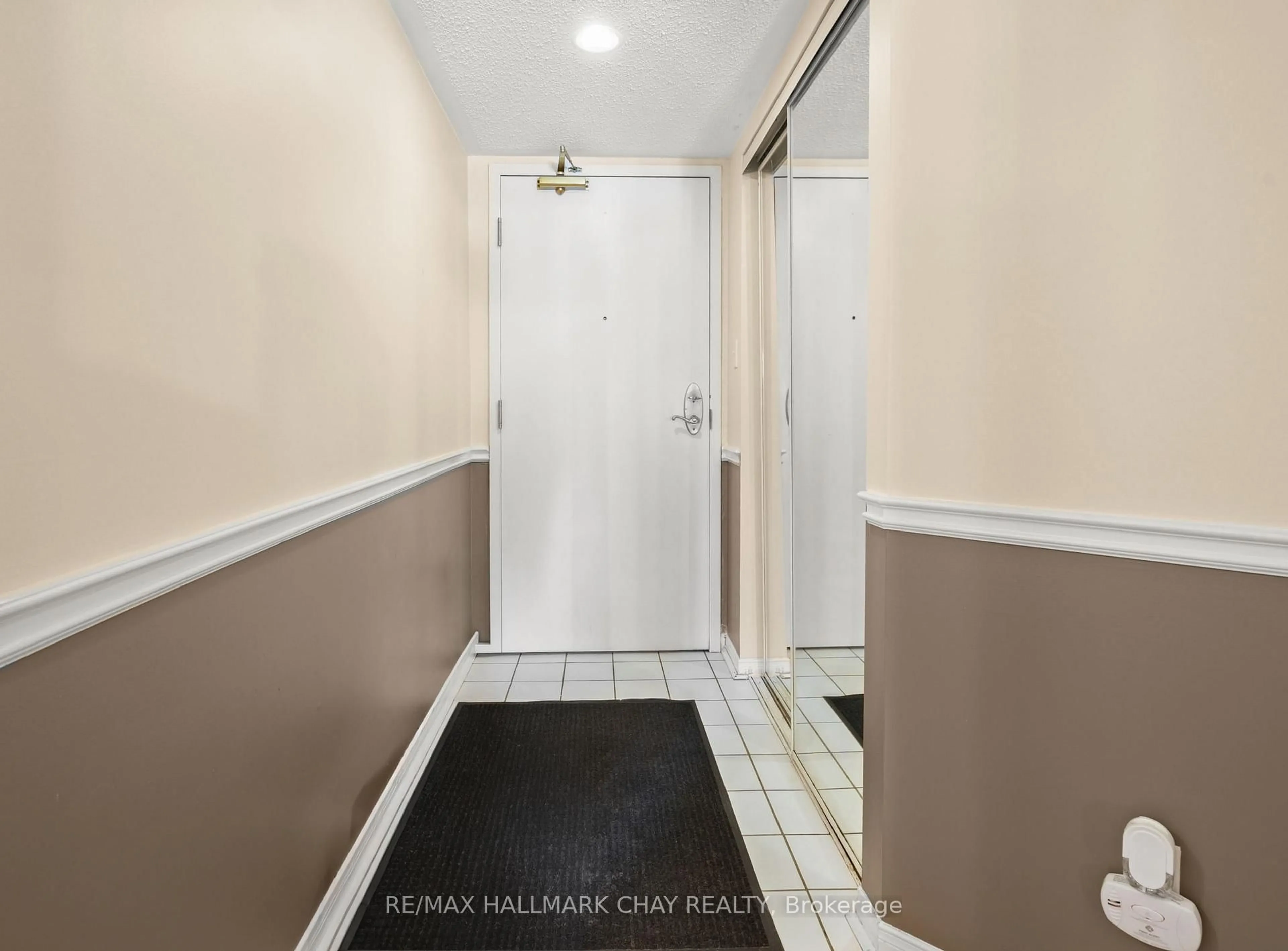 Indoor entryway for 247 King St #215, New Tecumseth Ontario L9R 1N4