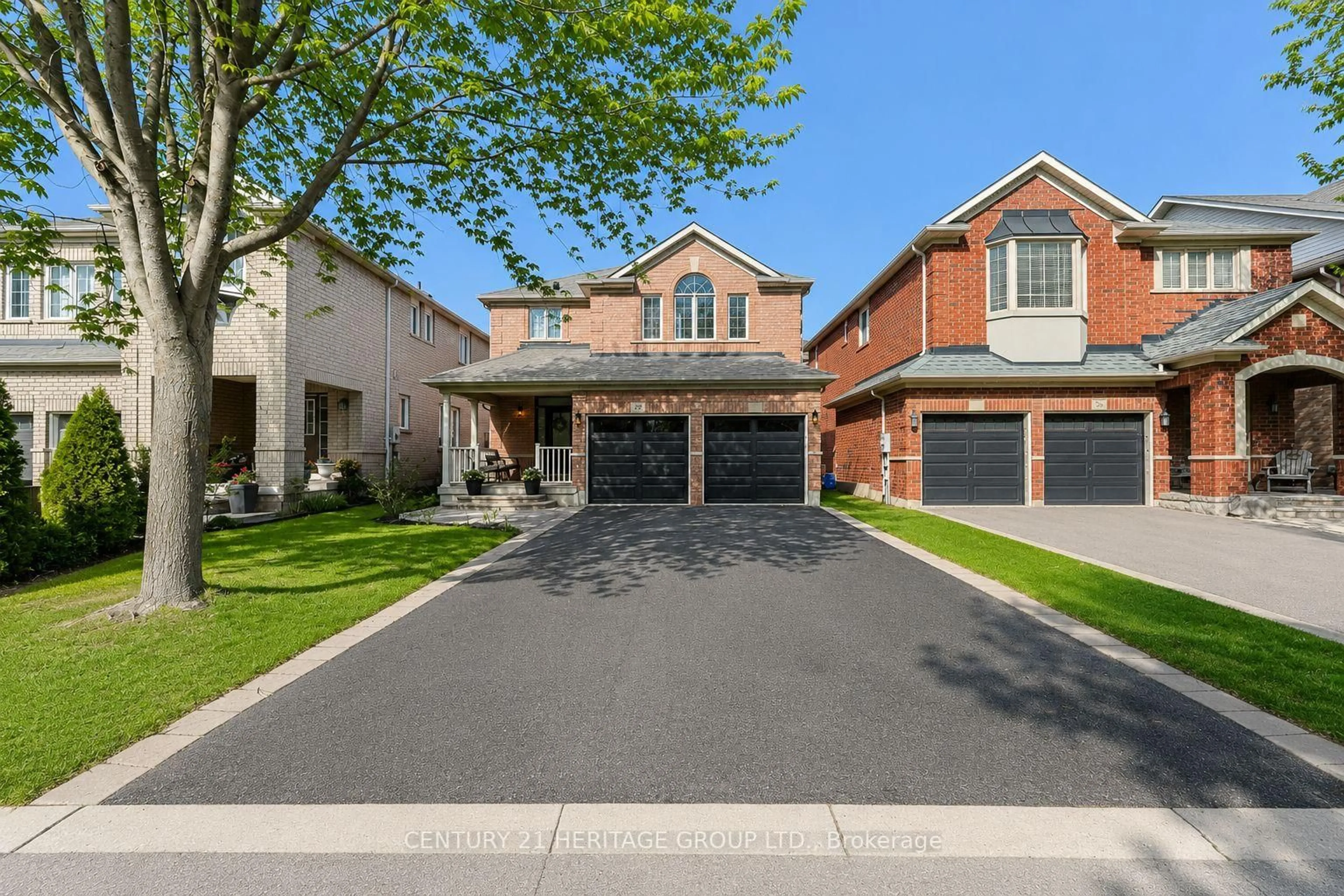 Home with brick exterior material, street for 996 Oaktree Cres, Newmarket Ontario L3X 2Z2