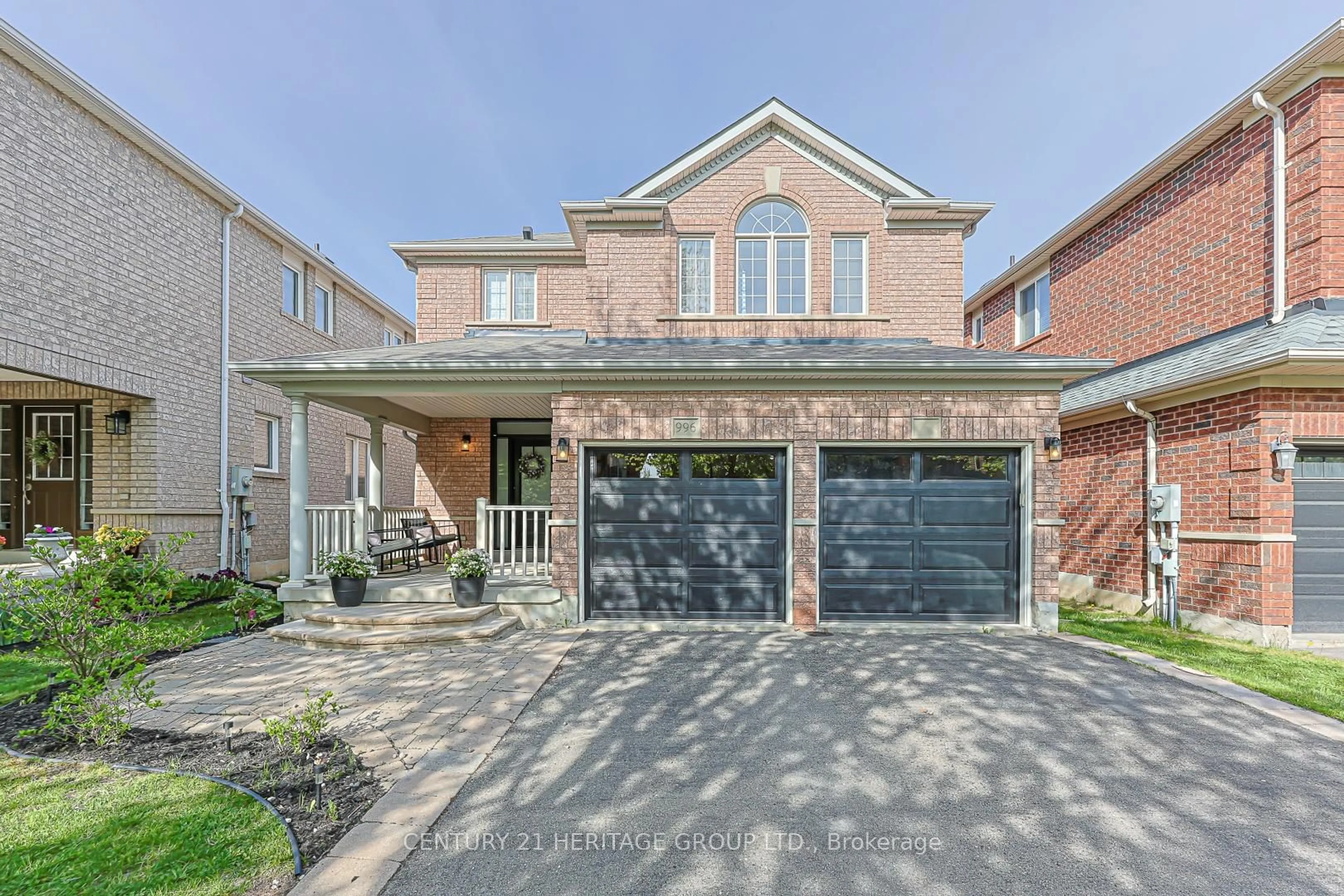 Home with brick exterior material, street for 996 Oaktree Cres, Newmarket Ontario L3X 2Z2