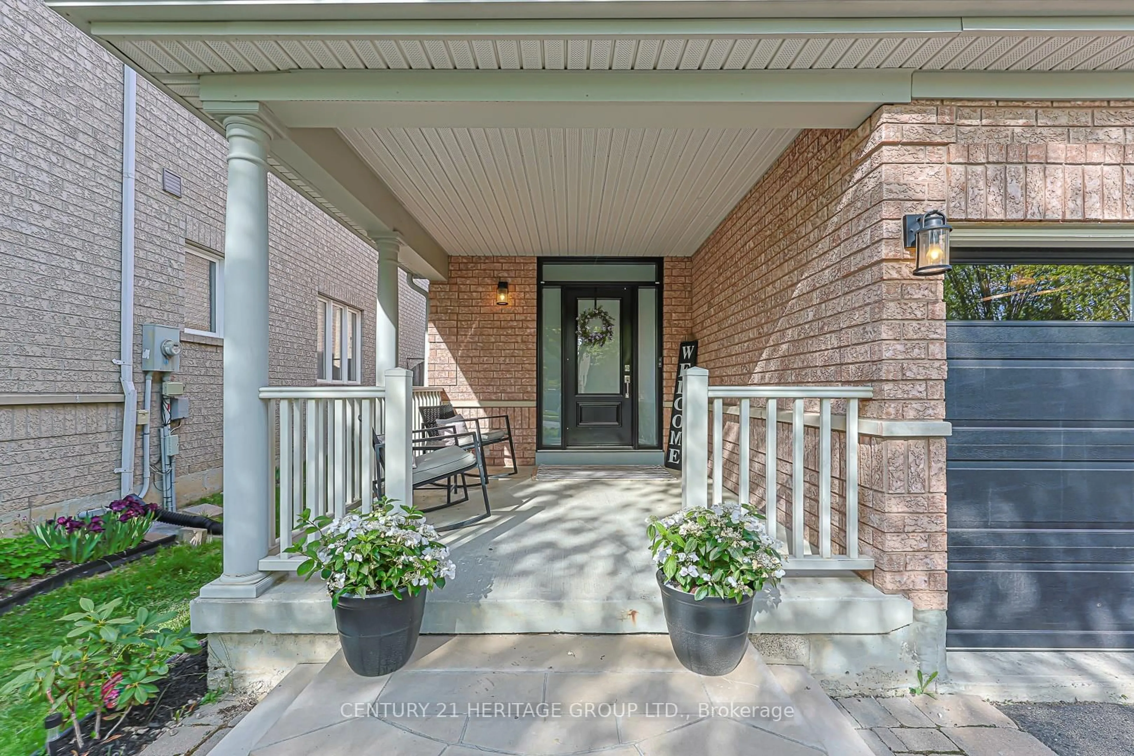Indoor entryway for 996 Oaktree Cres, Newmarket Ontario L3X 2Z2