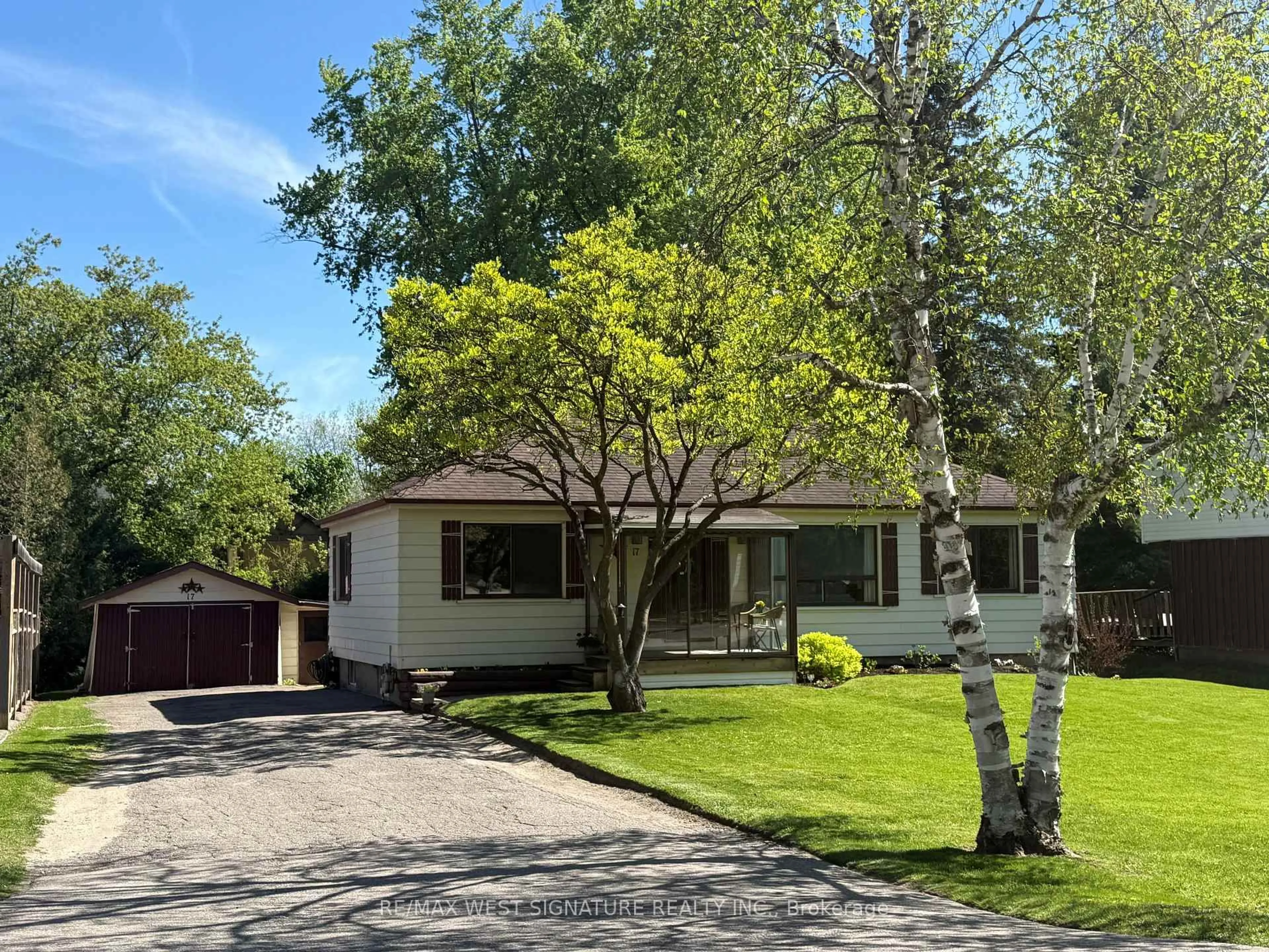 A pic from outside/outdoor area/front of a property/back of a property/a pic from drone, street for 17 Faris Ave, King Ontario L0G 1N0