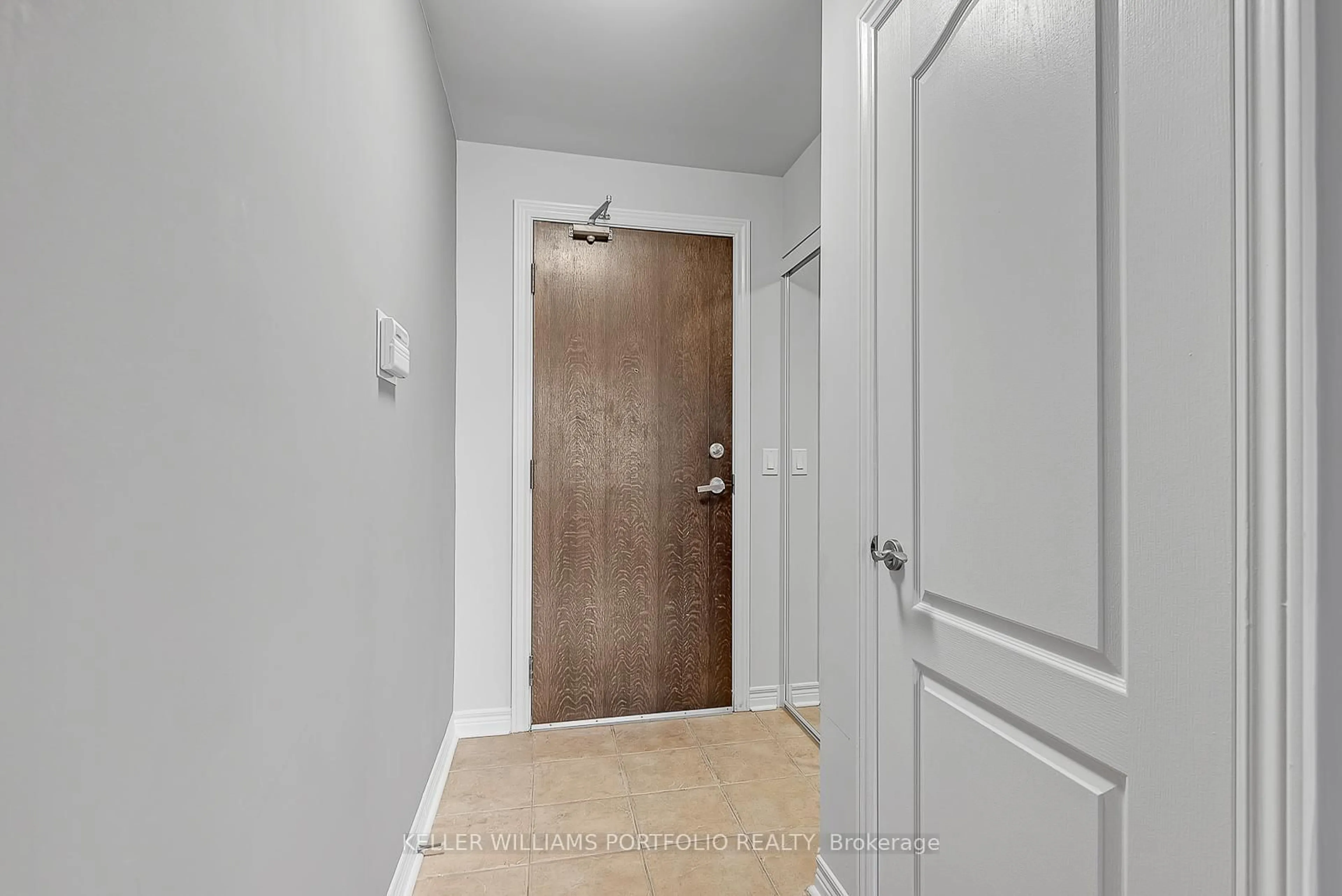 Indoor entryway for 15 North Park Rd #1417, Vaughan Ontario L4J 0A1
