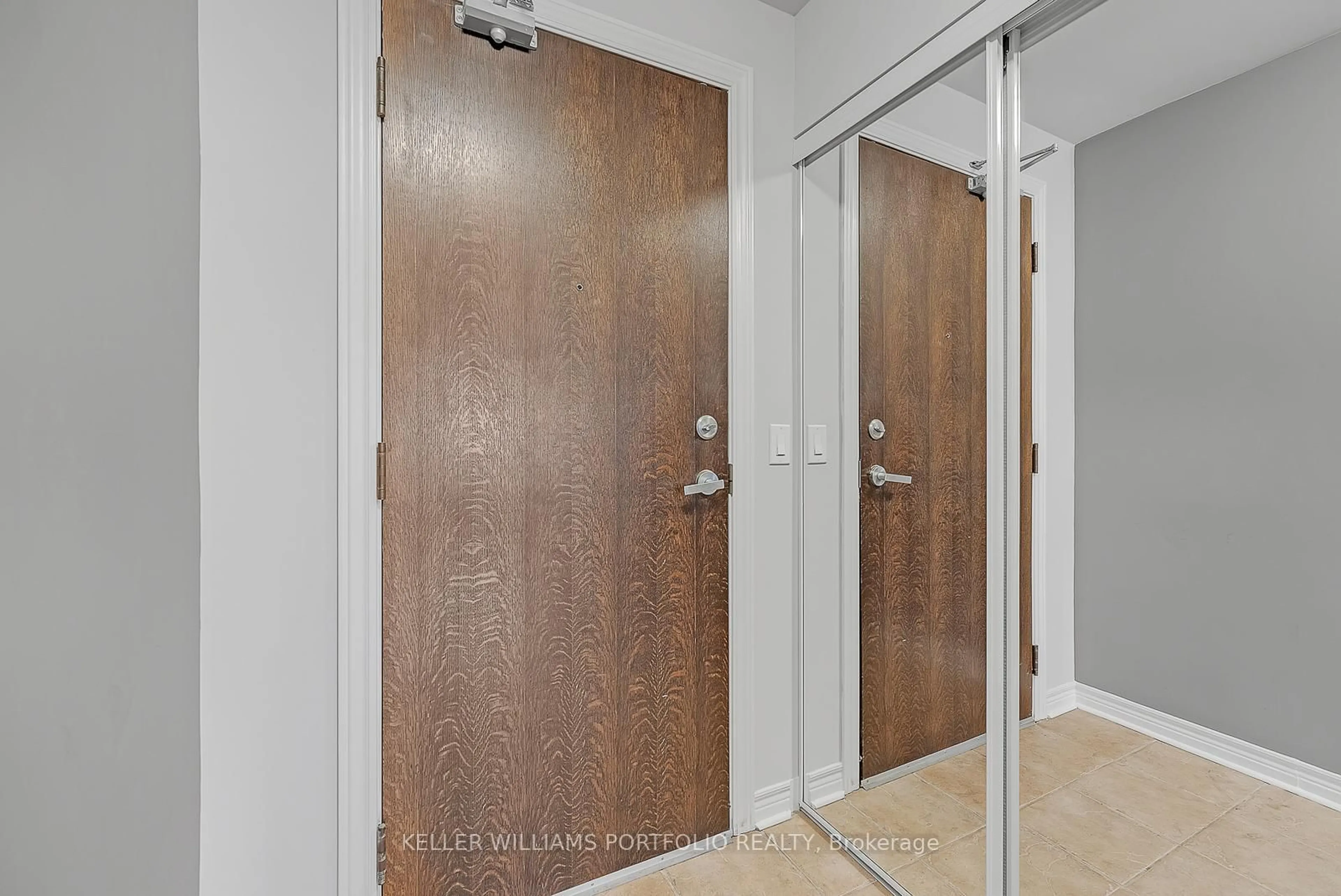Indoor entryway for 15 North Park Rd #1417, Vaughan Ontario L4J 0A1