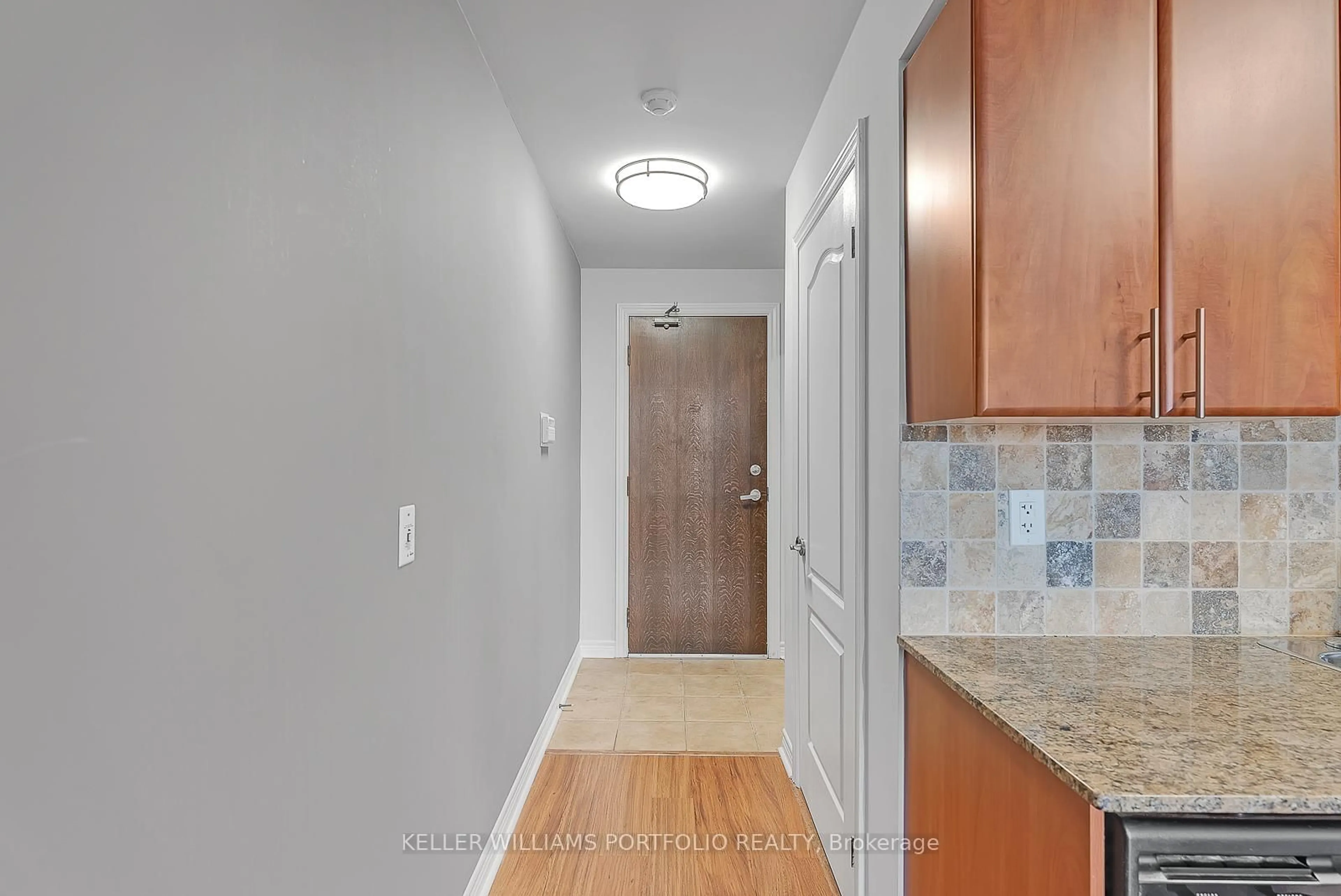Indoor entryway for 15 North Park Rd #1417, Vaughan Ontario L4J 0A1