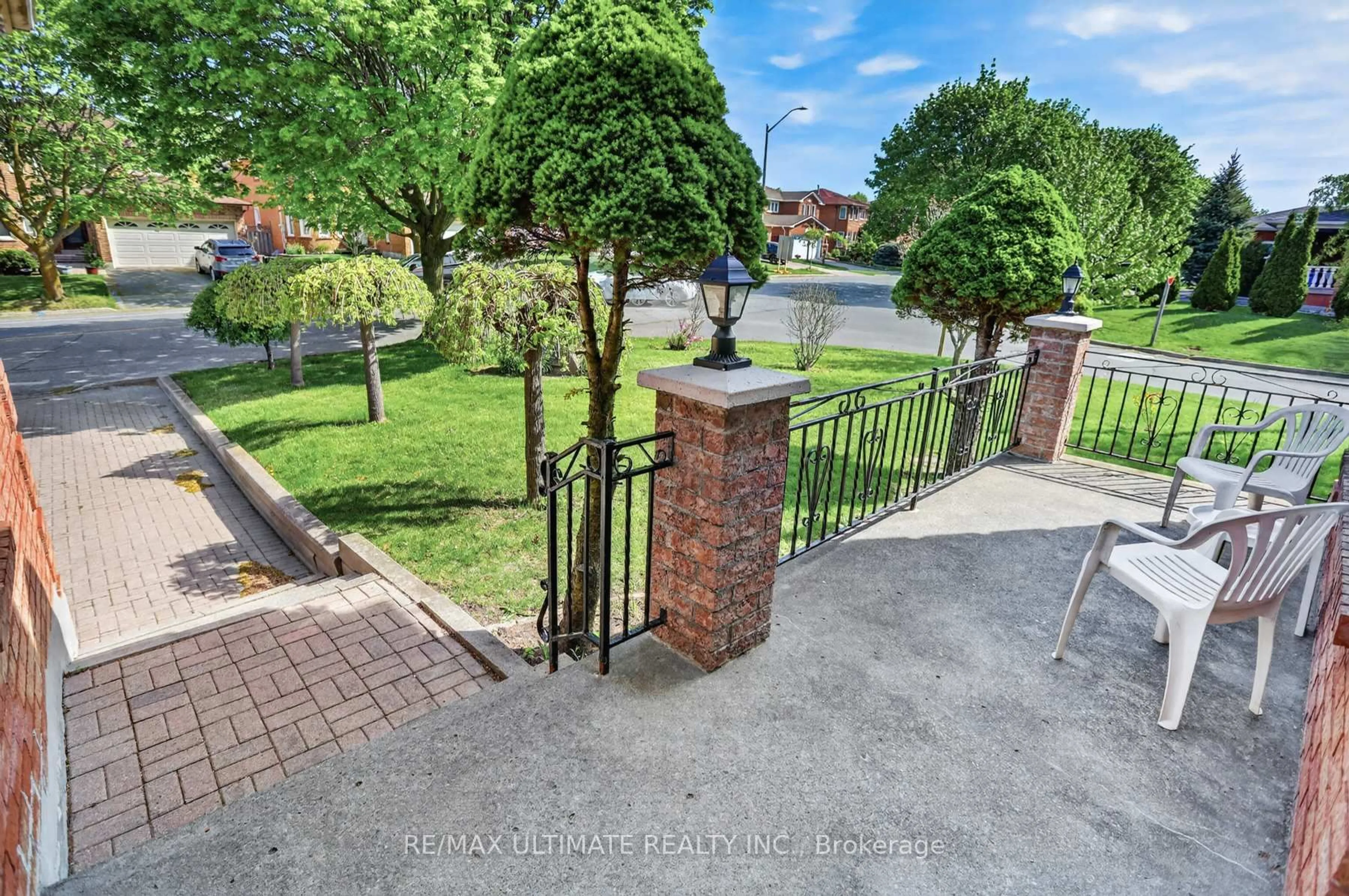 A pic from outside/outdoor area/front of a property/back of a property/a pic from drone, street for 9 Avoca Dr, Markham Ontario L3R 8X9
