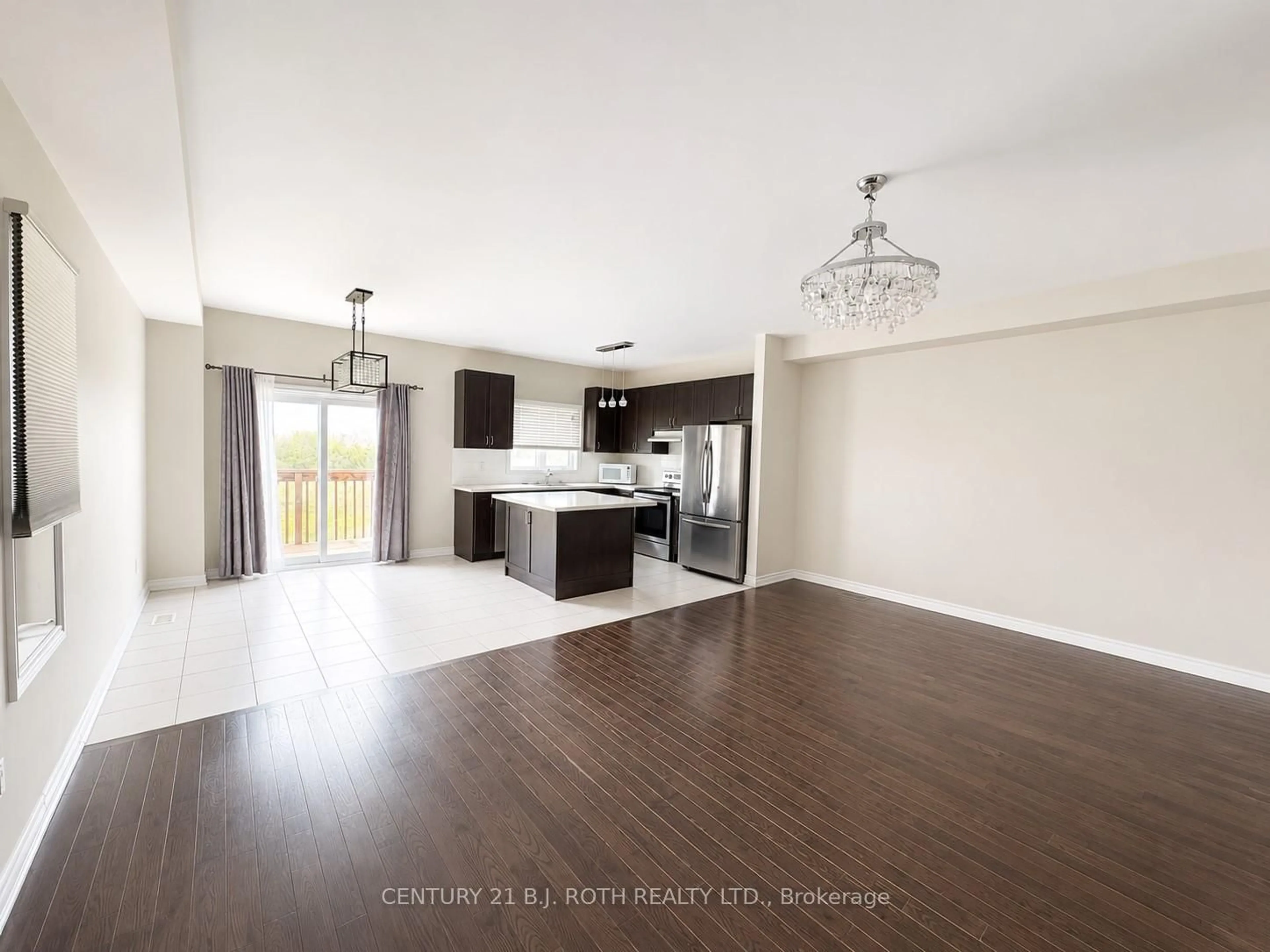Open concept kitchen, wood/laminate floor for 1150 Peelar Cres, Innisfil Ontario L0L 1W0