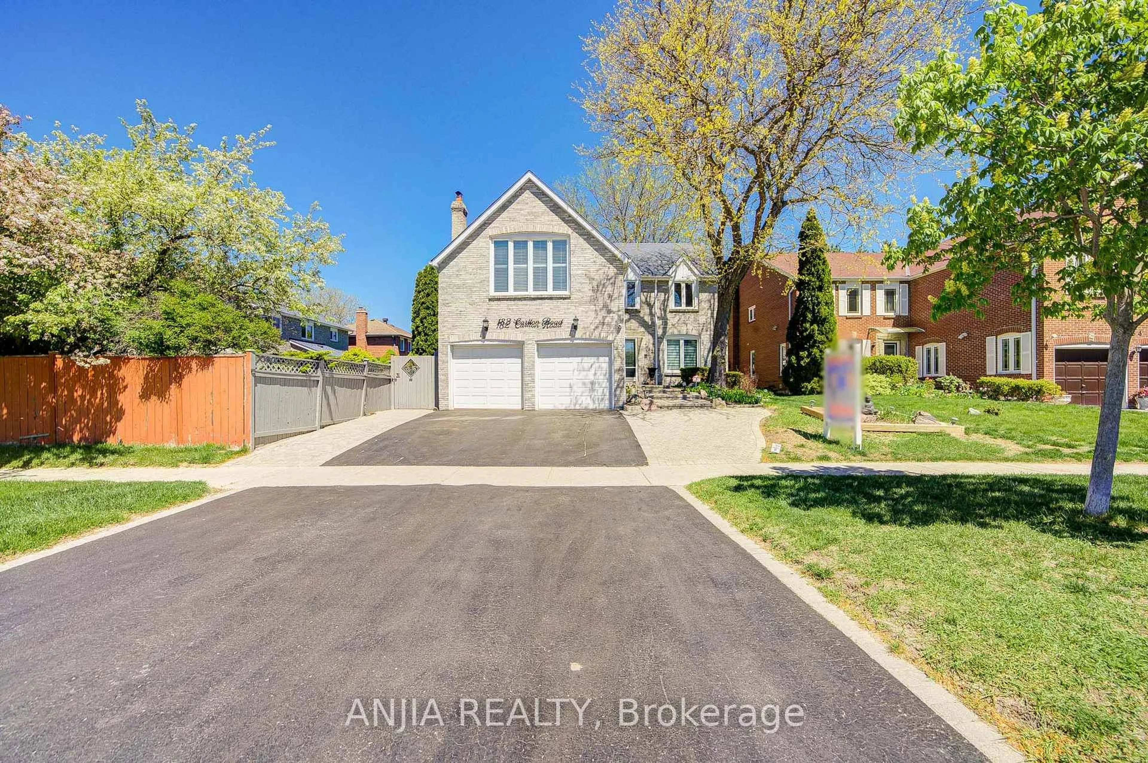 A pic from outside/outdoor area/front of a property/back of a property/a pic from drone, street for 182 Carlton Rd, Markham Ontario L3R 3L8