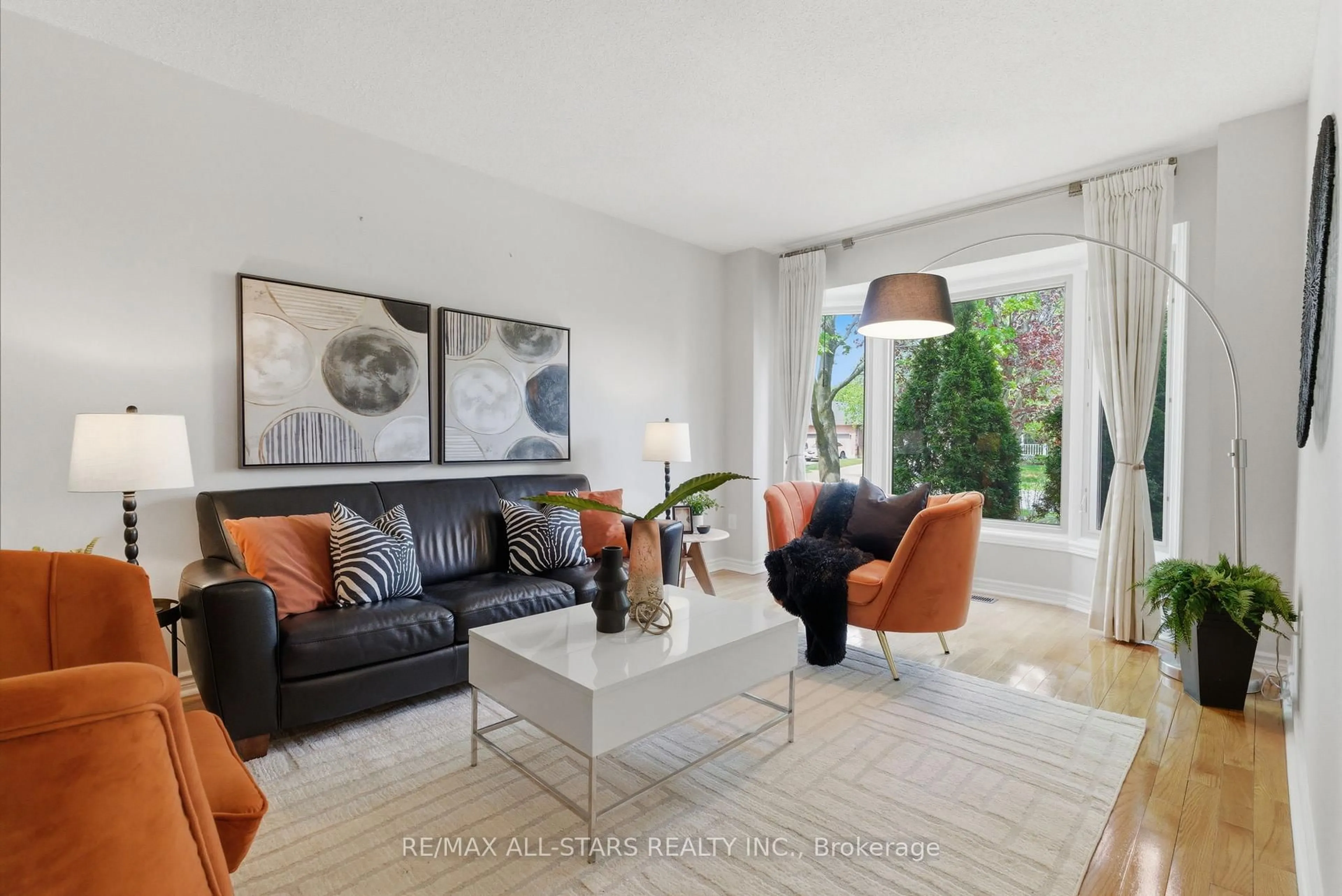 Living room with furniture, unknown for 28 Testa Rd, Uxbridge Ontario L9P 1M2