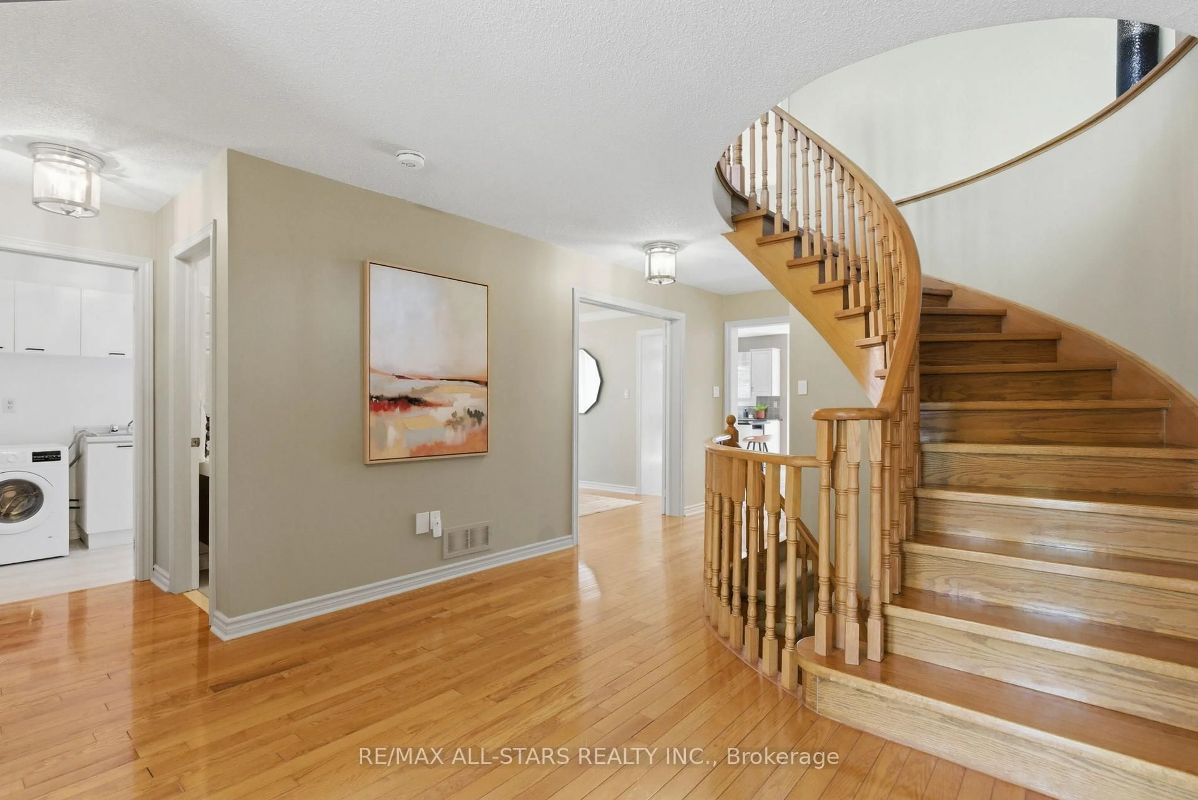 Indoor entryway for 28 Testa Rd, Uxbridge Ontario L9P 1M2