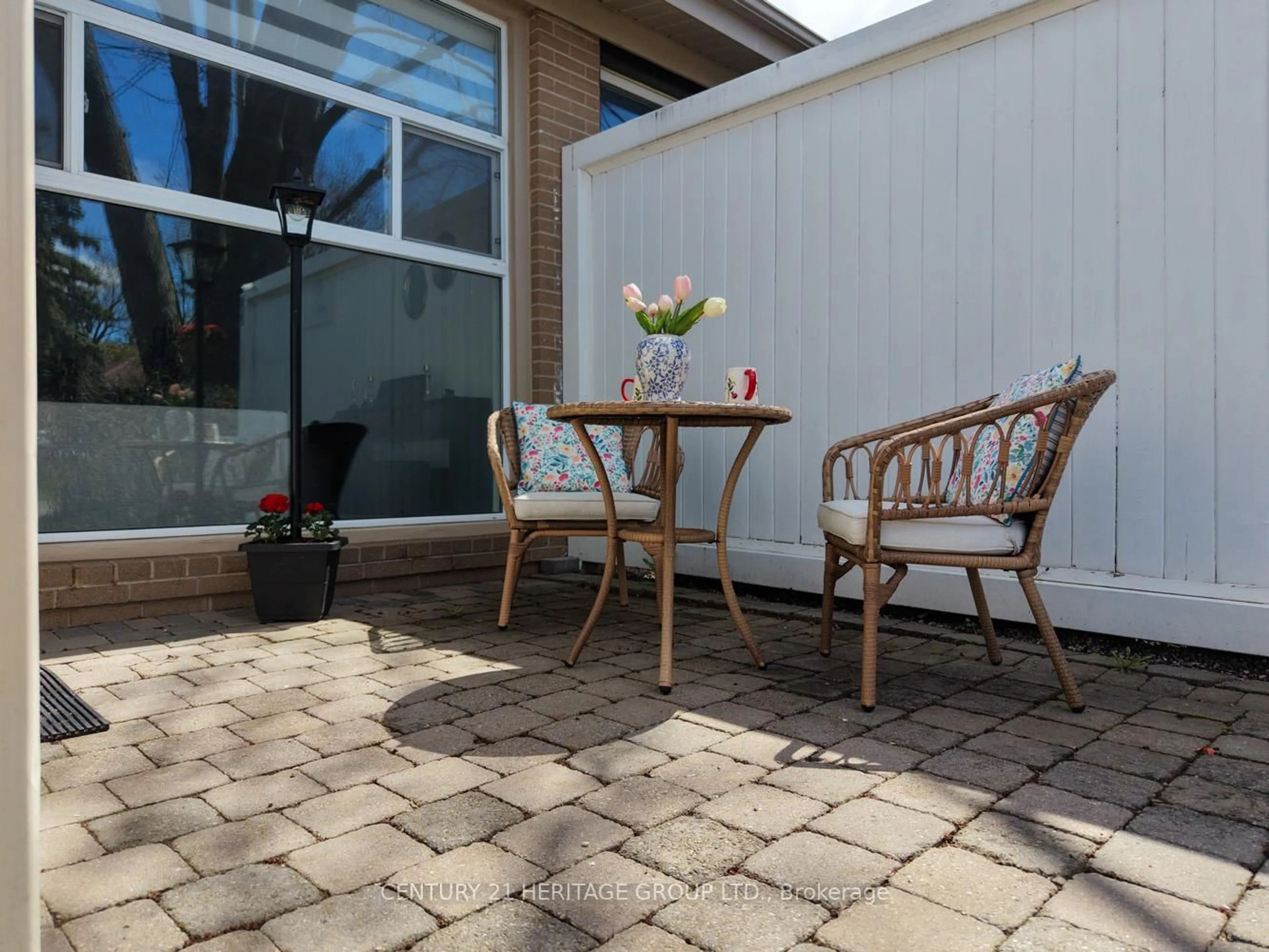 Patio, street for 35 Jasper Dr, Aurora Ontario L4G 3B6