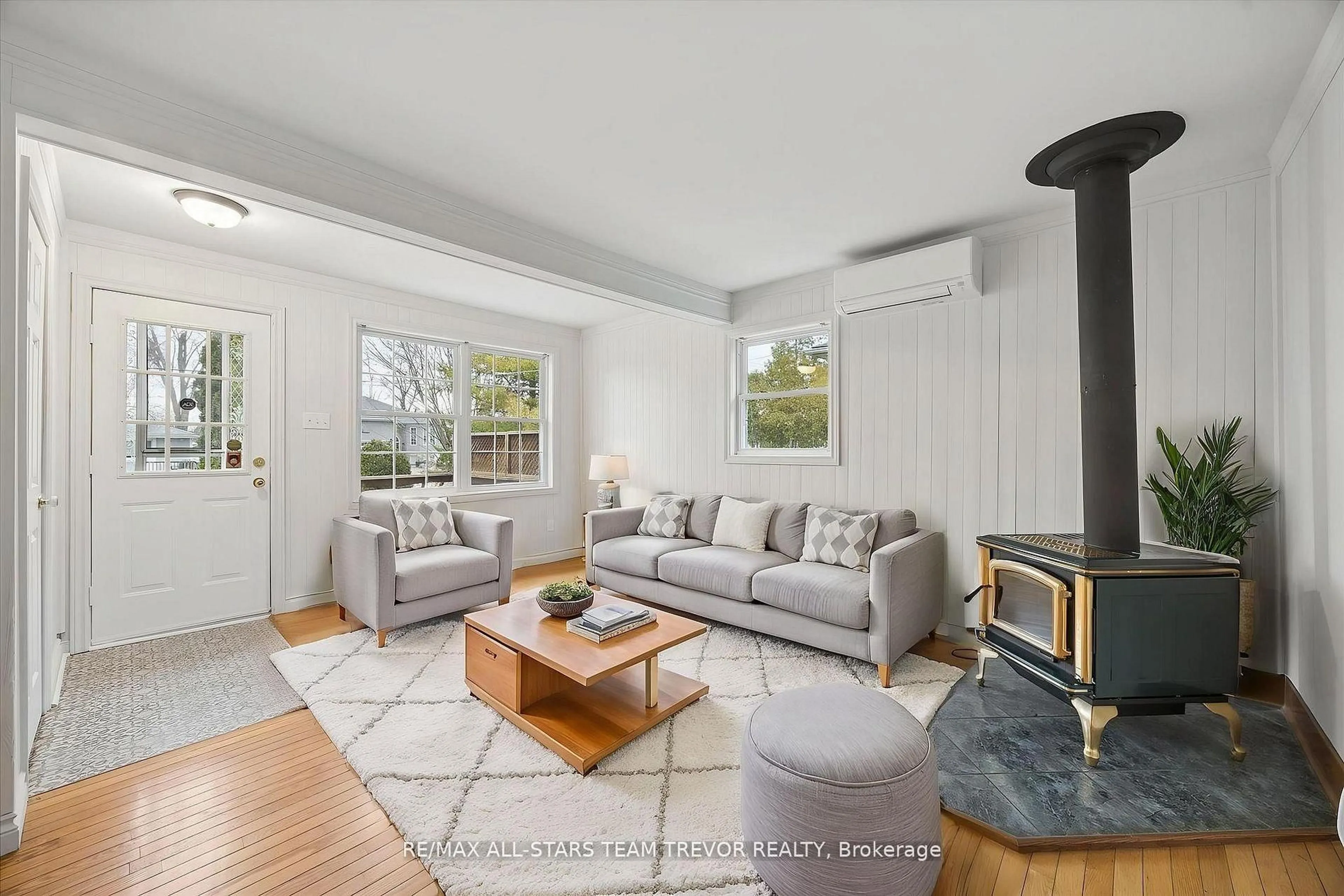 Living room with furniture, unknown for 1007 Barton Ave, Georgina Ontario L4P 3E9